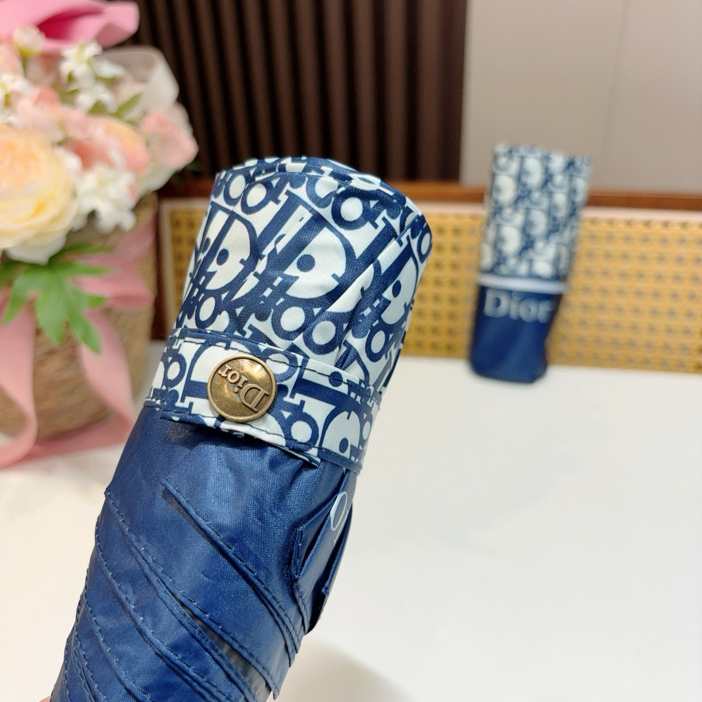  DIOR （迪奥） 五折手开折叠伞 超轻口袋 仅18cm  热卖款 时尚指数爆表 无论晴天雨天使用都相