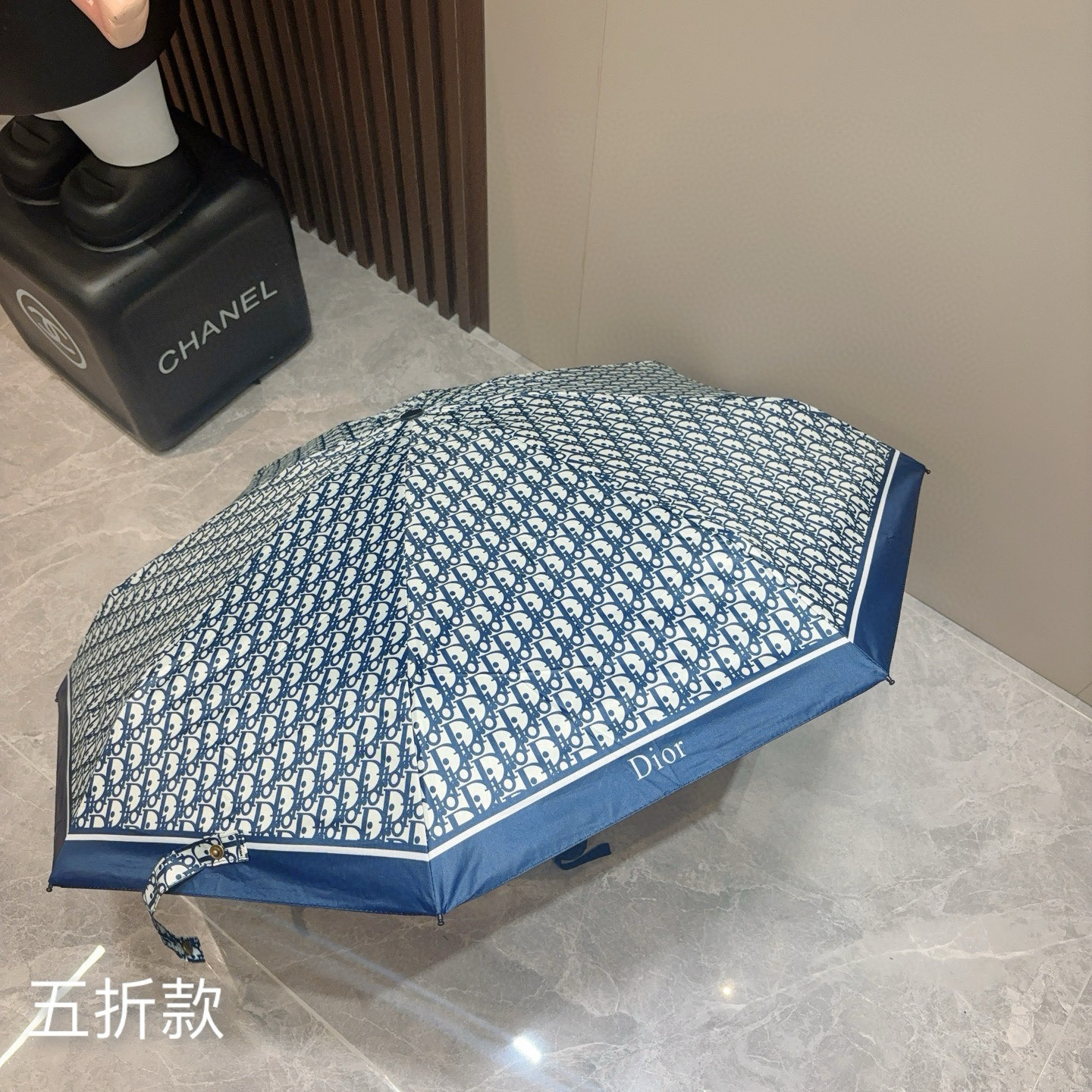  DIOR （迪奥） 五折手开折叠伞 超轻口袋 仅18cm  热卖款 时尚指数爆表 无论晴天雨天使用都相