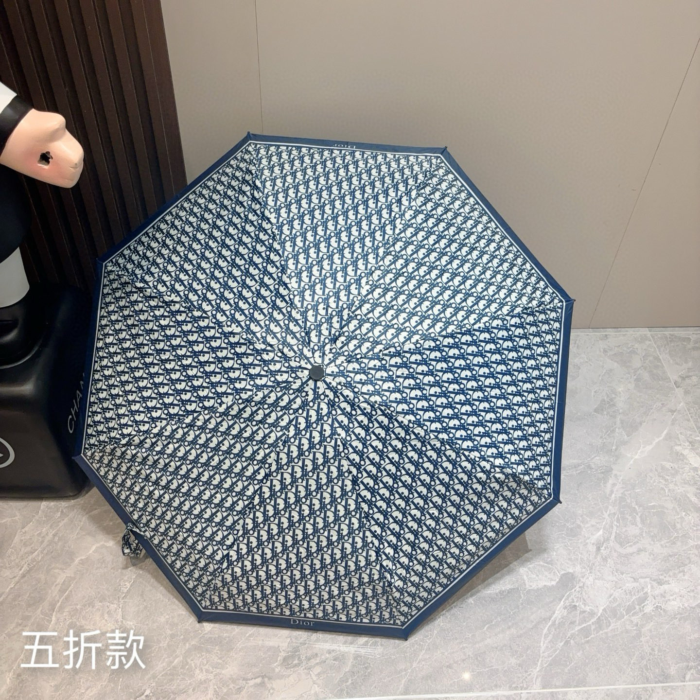  DIOR （迪奥） 五折手开折叠伞 超轻口袋 仅18cm  热卖款 时尚指数爆表 无论晴天雨天使用都相