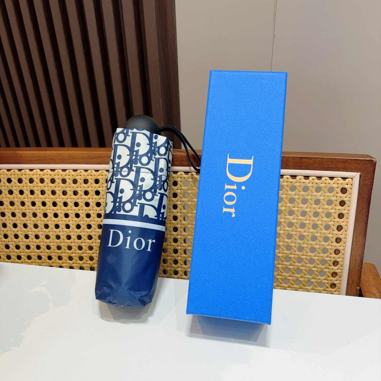  DIOR （迪奥） 五折手开折叠伞 超轻口袋 仅18cm  热卖款 时尚指数爆表 无论晴天雨天使用都相