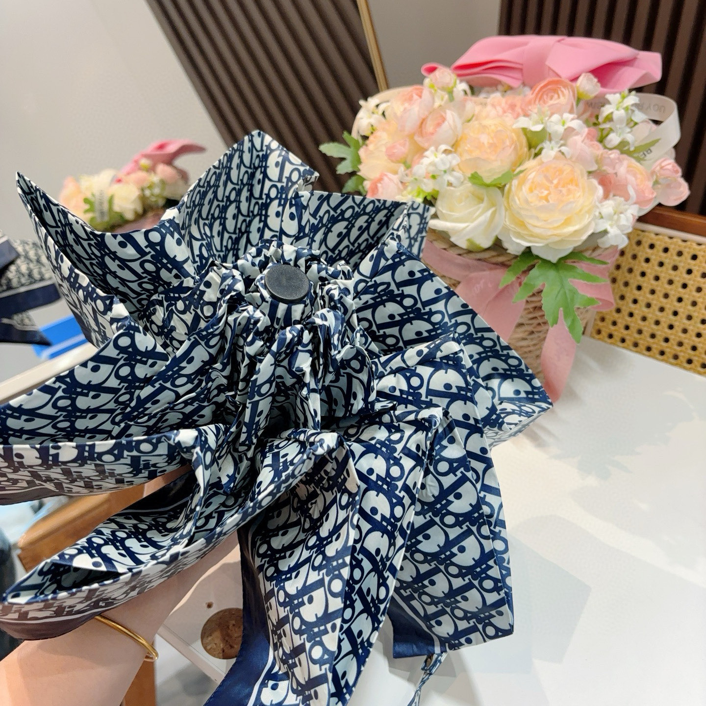  DIOR （迪奥） 五折手开折叠伞 超轻口袋 仅18cm  热卖款 时尚指数爆表 无论晴天雨天使用都相