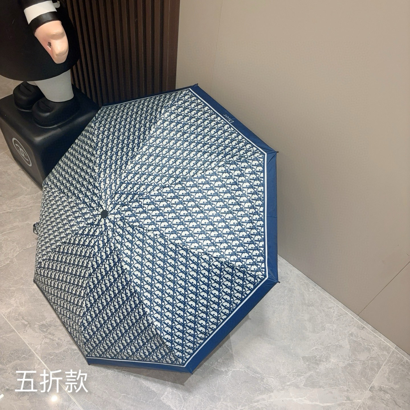  DIOR （迪奥） 五折手开折叠伞 超轻口袋 仅18cm  热卖款 时尚指数爆表 无论晴天雨天使用都相