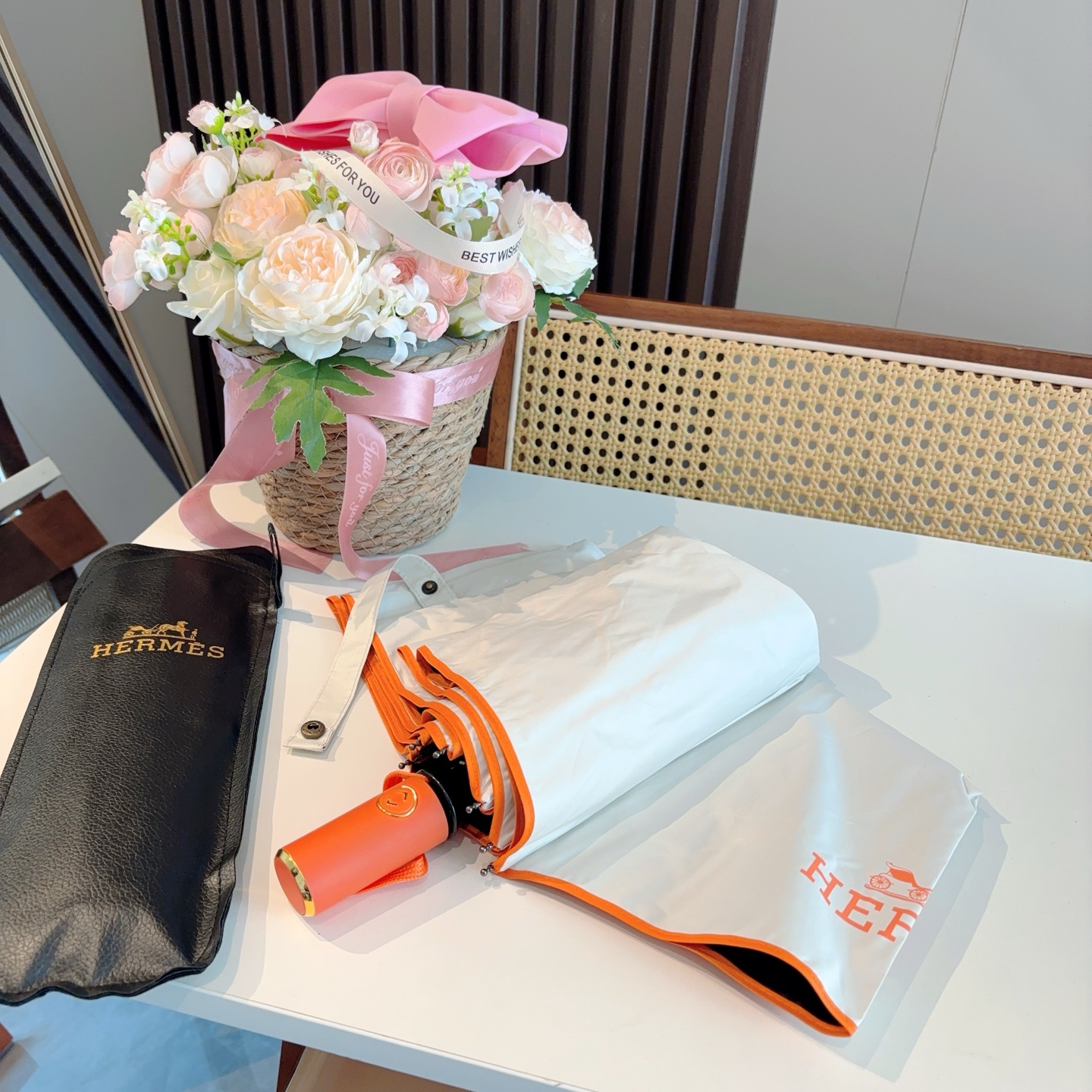爱马仕（Hermès）   新款 极品H家三折自动伞重磅呈现 以其精湛的工艺技术和源源不断的想像力 新涂