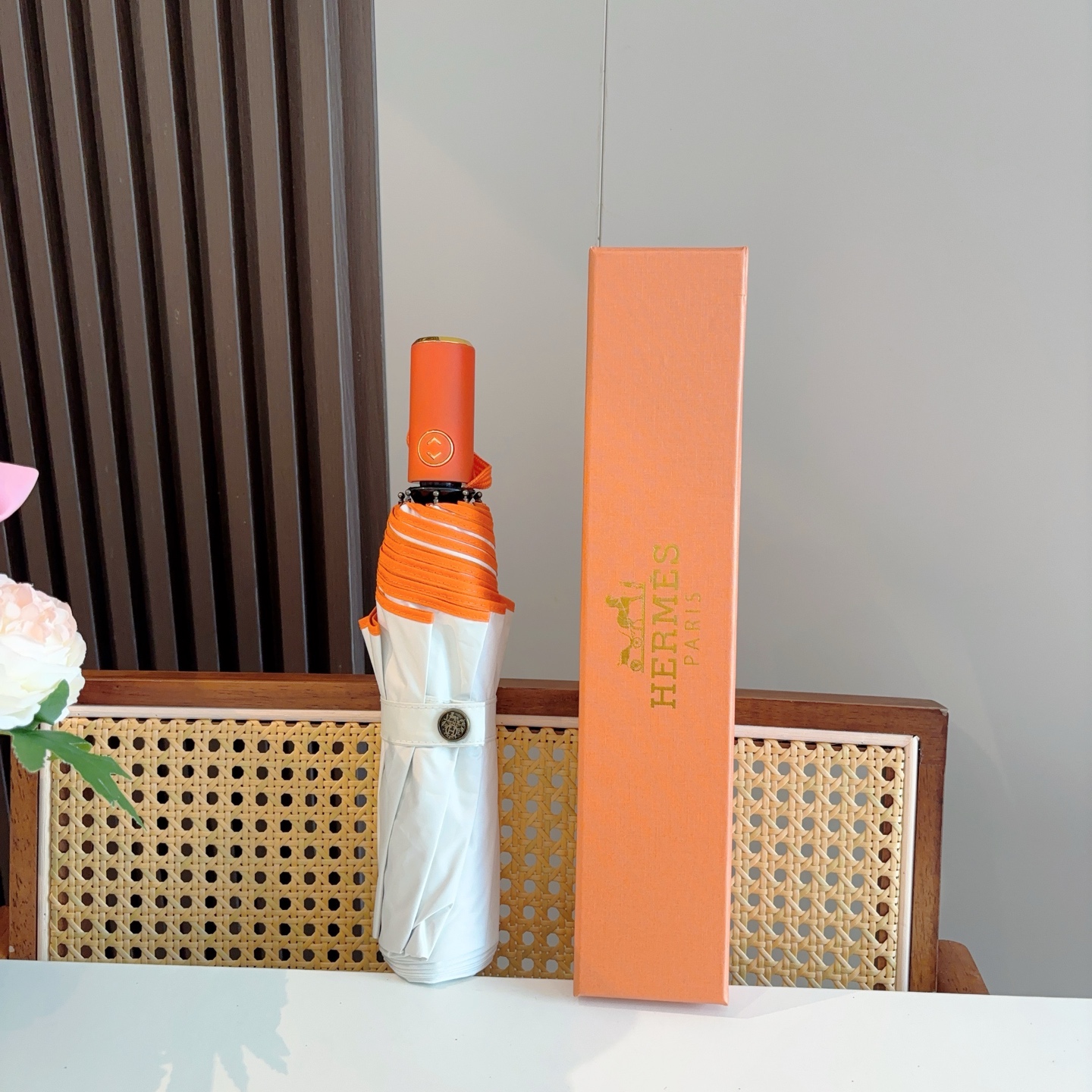 爱马仕（Hermès）   新款 极品H家三折自动伞重磅呈现 以其精湛的工艺技术和源源不断的想像力 新涂