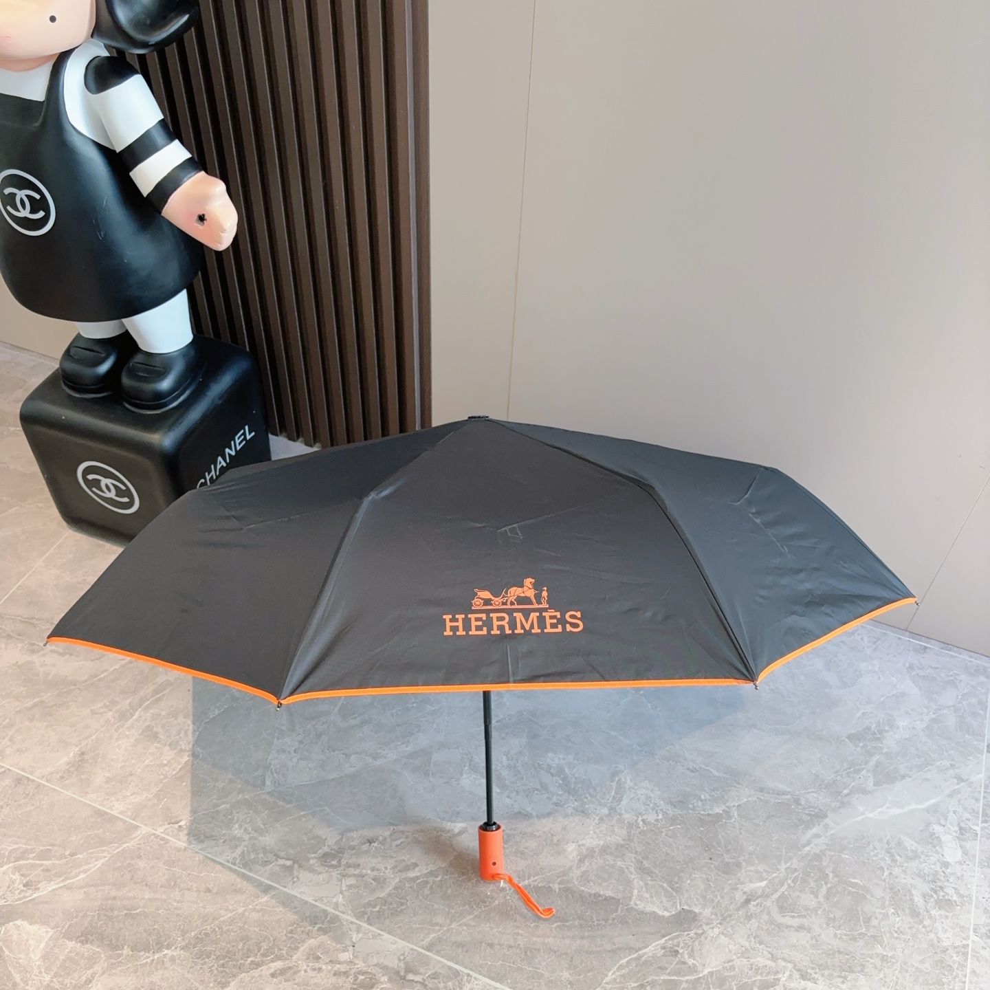 爱马仕（Hermès）   新款 极品H家三折自动伞重磅呈现 以其精湛的工艺技术和源源不断的想像力 新涂