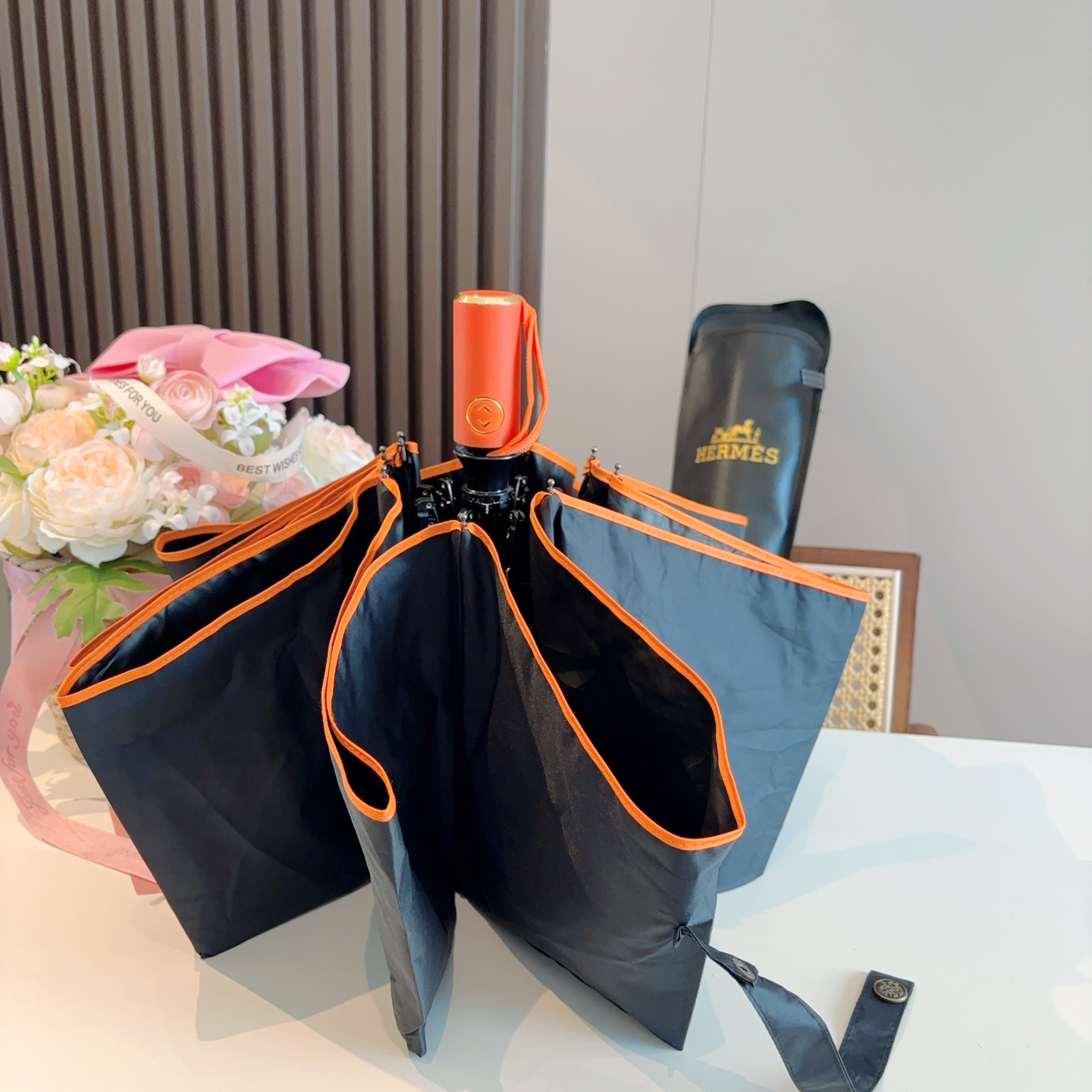 爱马仕（Hermès）   新款 极品H家三折自动伞重磅呈现 以其精湛的工艺技术和源源不断的想像力 新涂