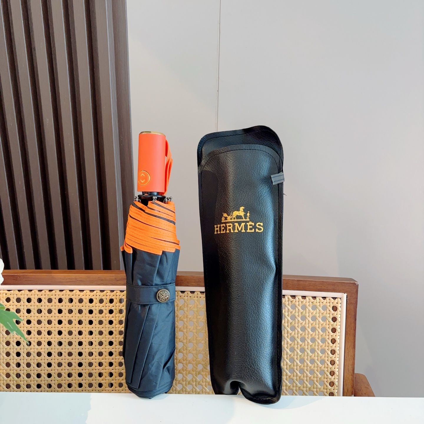 爱马仕（Hermès）   新款 极品H家三折自动伞重磅呈现 以其精湛的工艺技术和源源不断的想像力 新涂