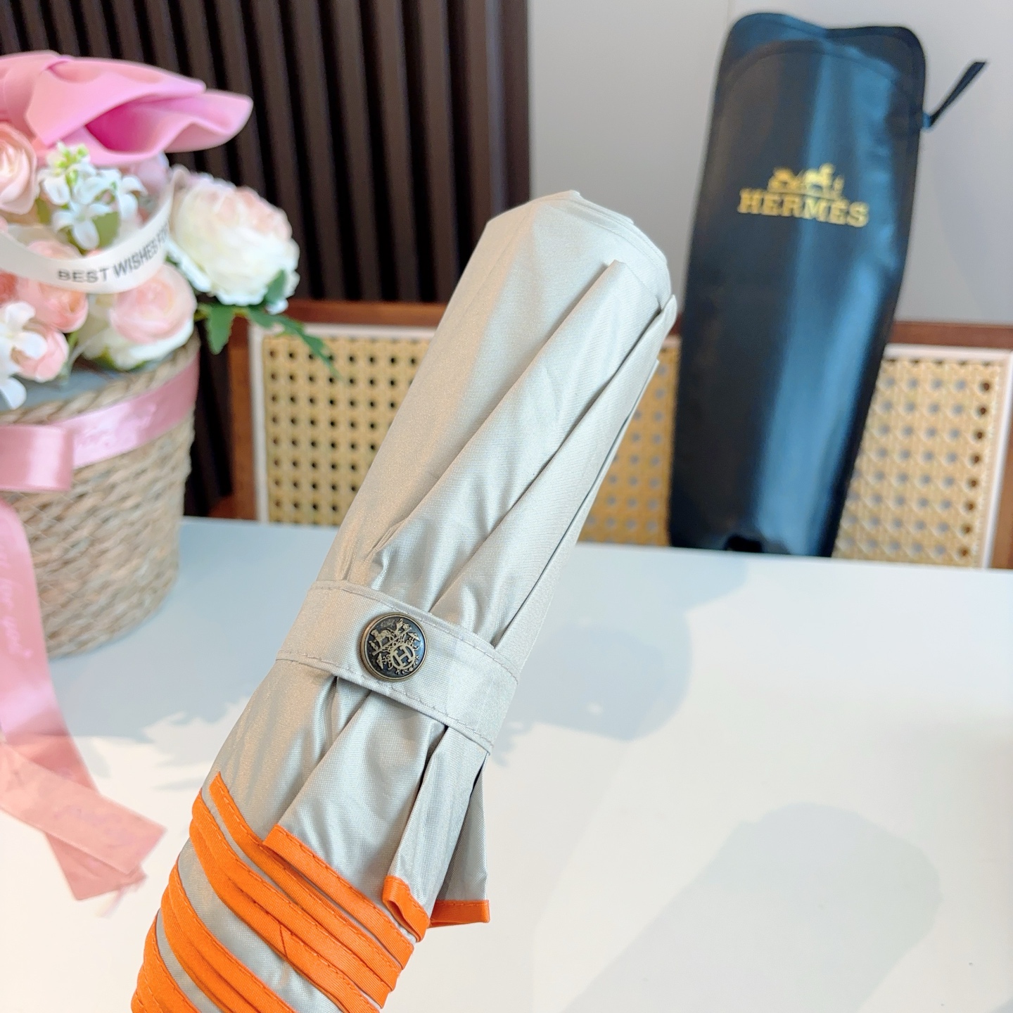 爱马仕（Hermès）   新款 极品H家三折自动伞重磅呈现 以其精湛的工艺技术和源源不断的想像力 新涂