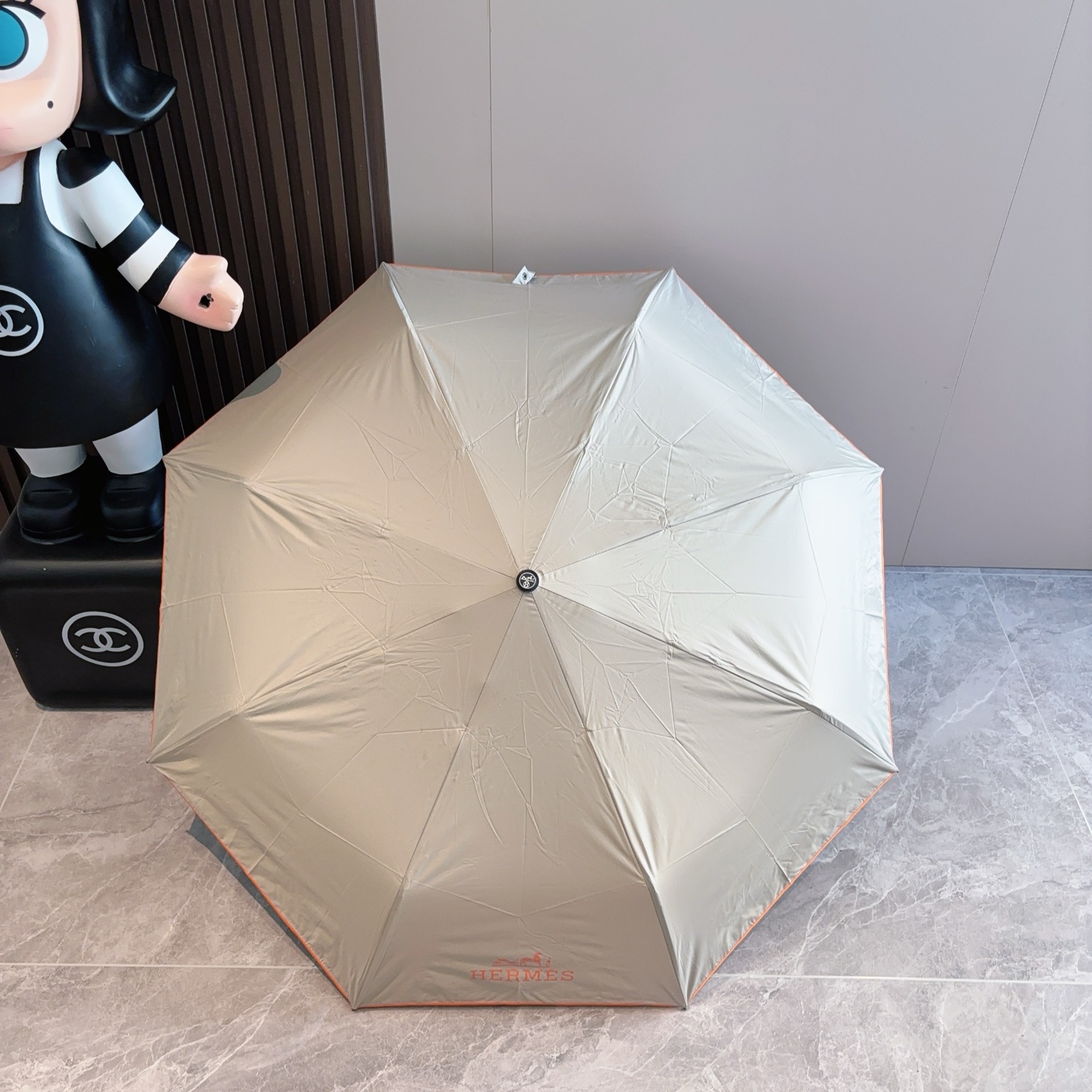 爱马仕（Hermès）   新款 极品H家三折自动伞重磅呈现 以其精湛的工艺技术和源源不断的想像力 新涂