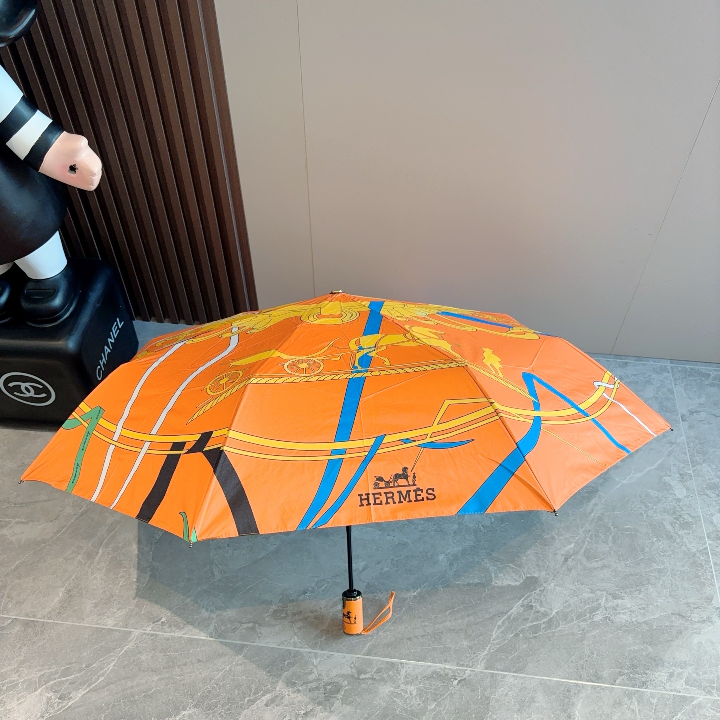 爱马仕（Hermès）   新款 极品H家三折自动伞重磅呈现 以其精湛的工艺技术和源源不断的想像力 新涂