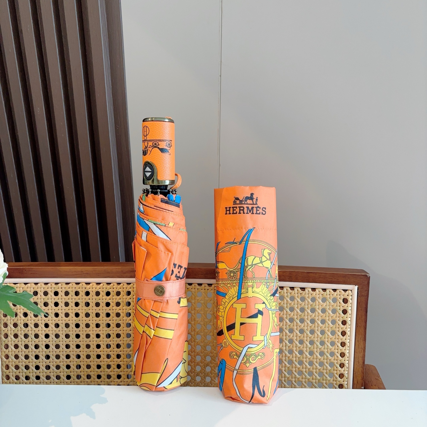 爱马仕（Hermès）   新款 极品H家三折自动伞重磅呈现 以其精湛的工艺技术和源源不断的想像力 新涂