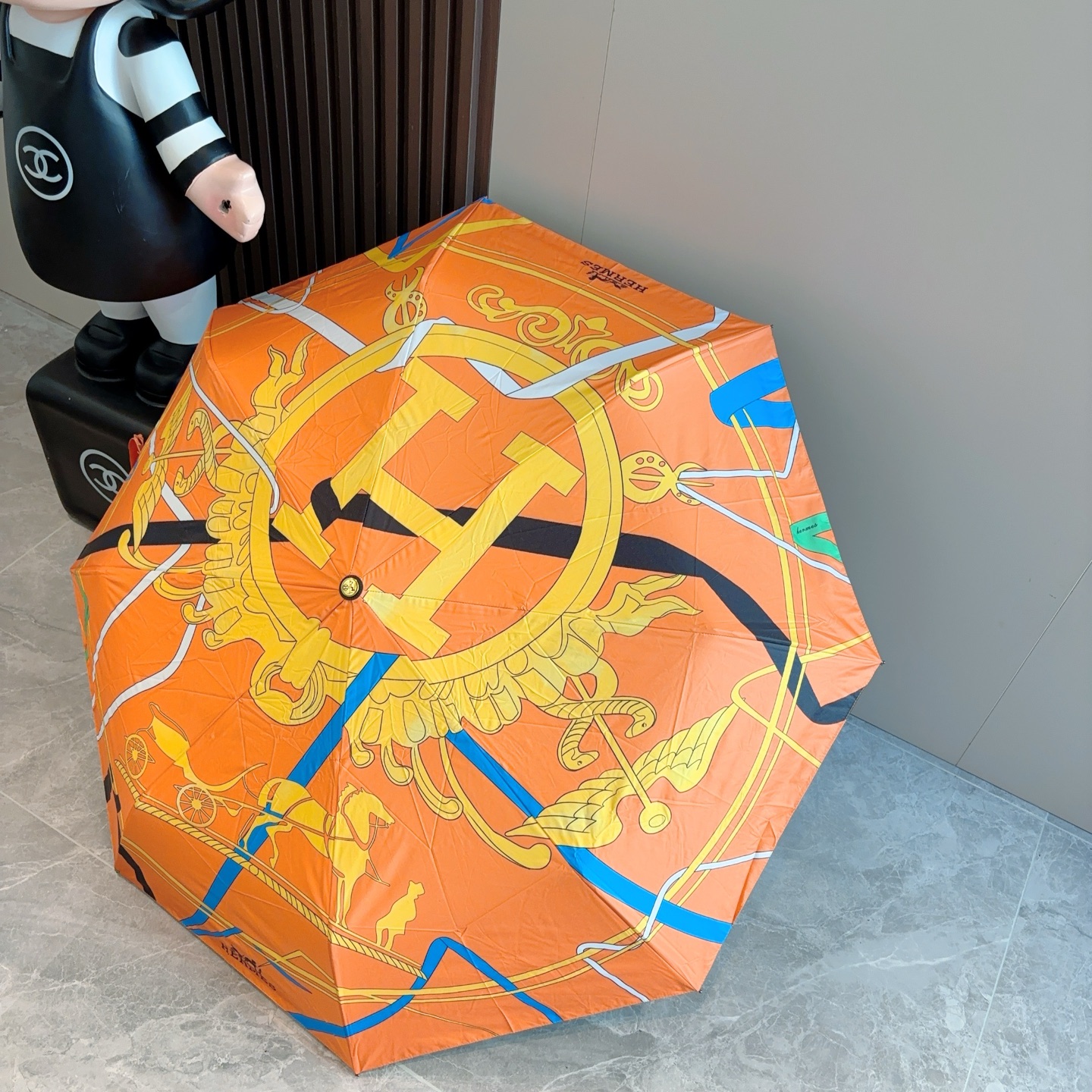 爱马仕（Hermès）   新款 极品H家三折自动伞重磅呈现 以其精湛的工艺技术和源源不断的想像力 新涂