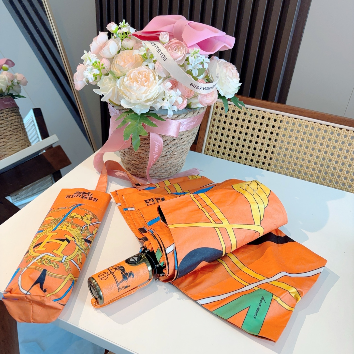 爱马仕（Hermès）   新款 极品H家三折自动伞重磅呈现 以其精湛的工艺技术和源源不断的想像力 新涂