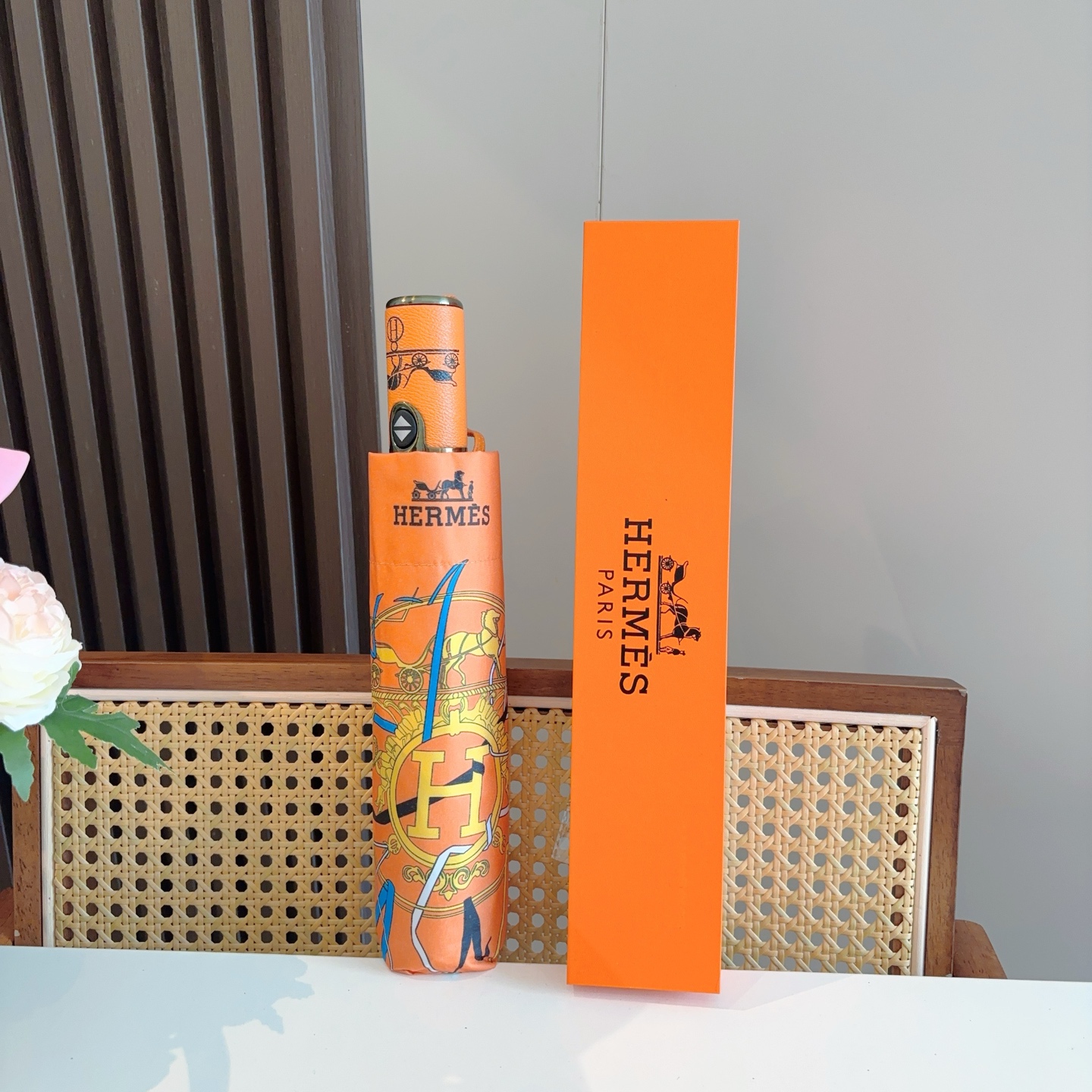 爱马仕（Hermès）   新款 极品H家三折自动伞重磅呈现 以其精湛的工艺技术和源源不断的想像力 新涂