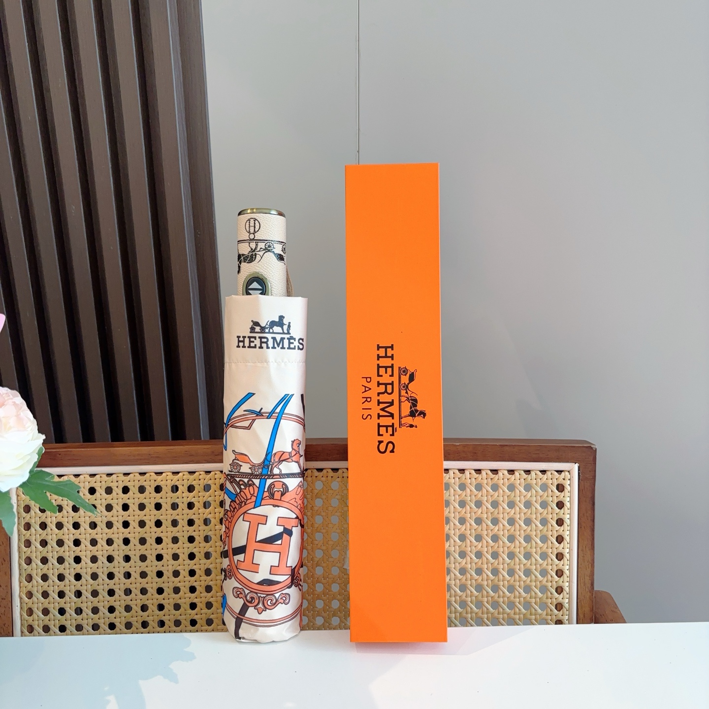 爱马仕（Hermès）   新款 极品H家三折自动伞重磅呈现 以其精湛的工艺技术和源源不断的想像力 新涂
