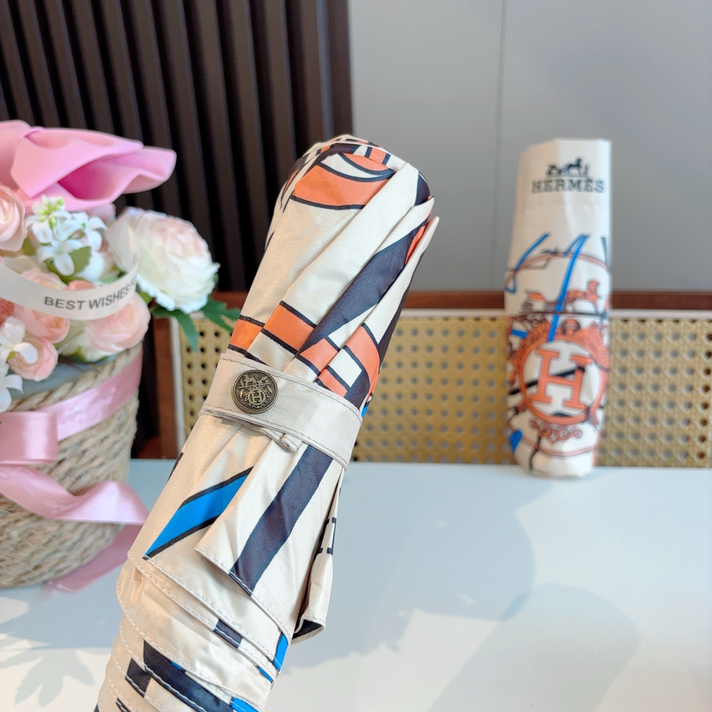 爱马仕（Hermès）   新款 极品H家三折自动伞重磅呈现 以其精湛的工艺技术和源源不断的想像力 新涂