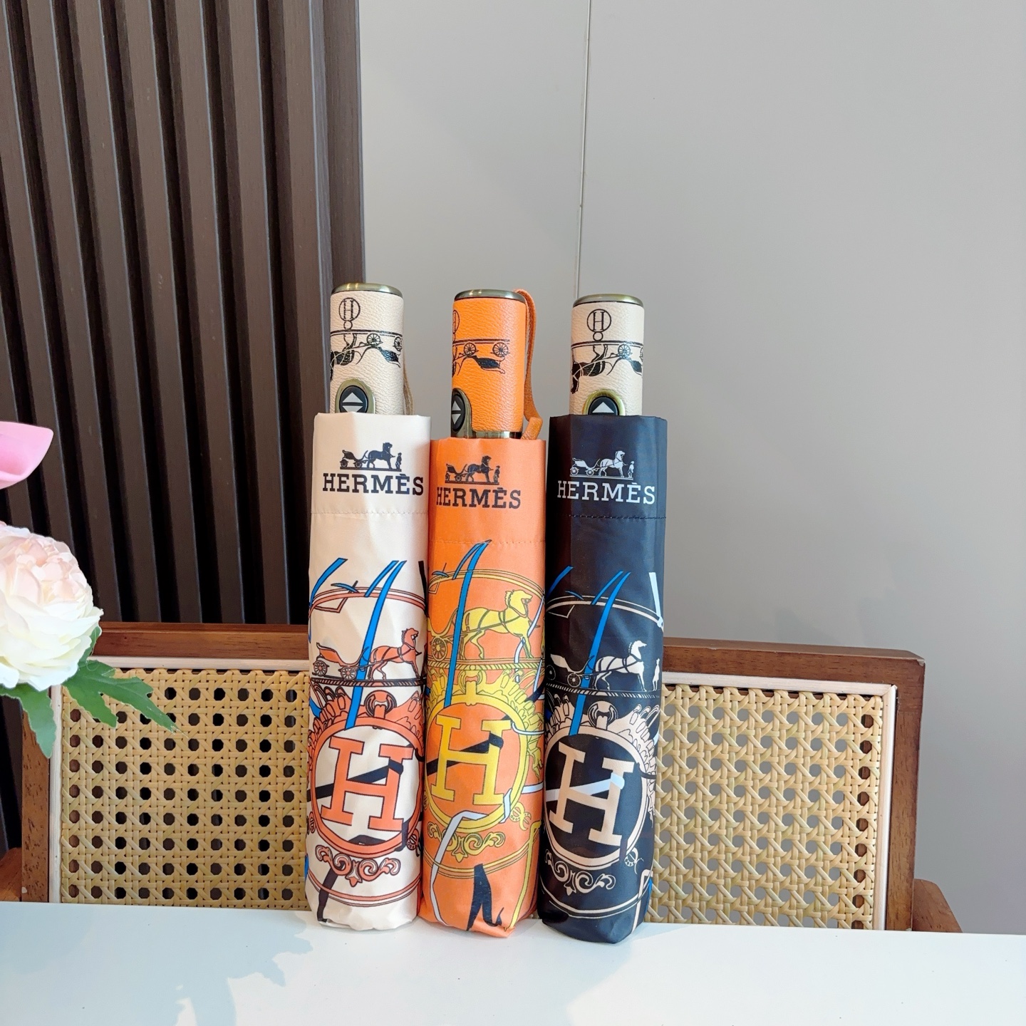 爱马仕（Hermès）   新款 极品H家三折自动伞重磅呈现 以其精湛的工艺技术和源源不断的想像力 新涂