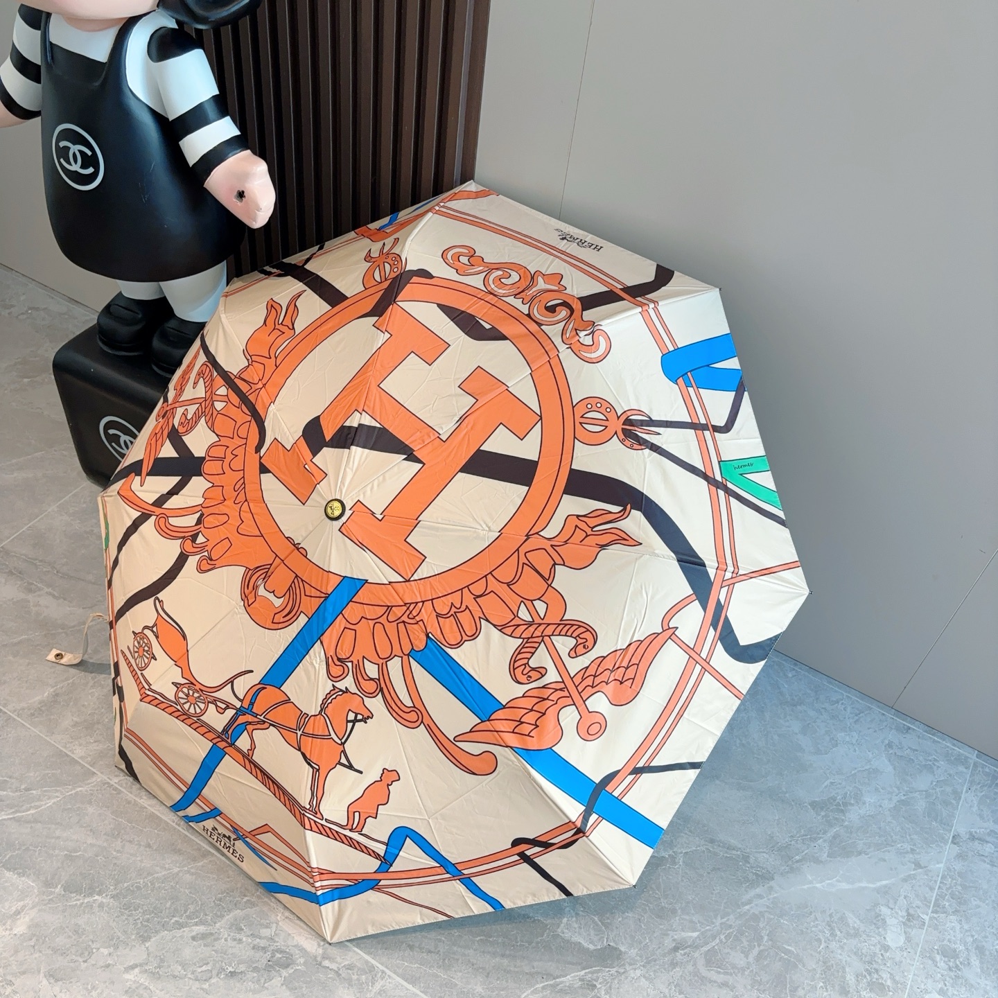 爱马仕（Hermès）   新款 极品H家三折自动伞重磅呈现 以其精湛的工艺技术和源源不断的想像力 新涂