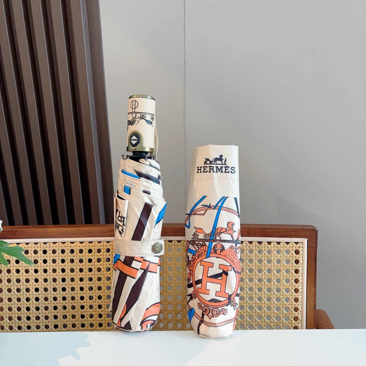 爱马仕（Hermès）   新款 极品H家三折自动伞重磅呈现 以其精湛的工艺技术和源源不断的想像力 新涂