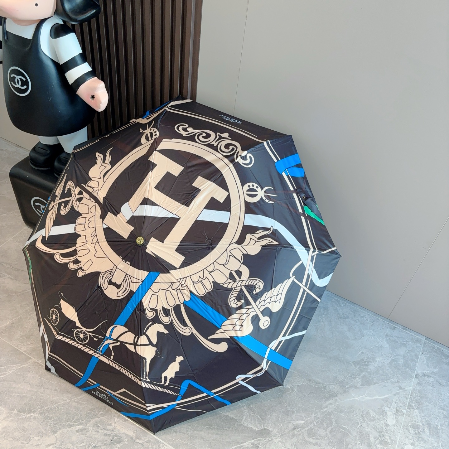 爱马仕（Hermès）   新款 极品H家三折自动伞重磅呈现 以其精湛的工艺技术和源源不断的想像力 新涂