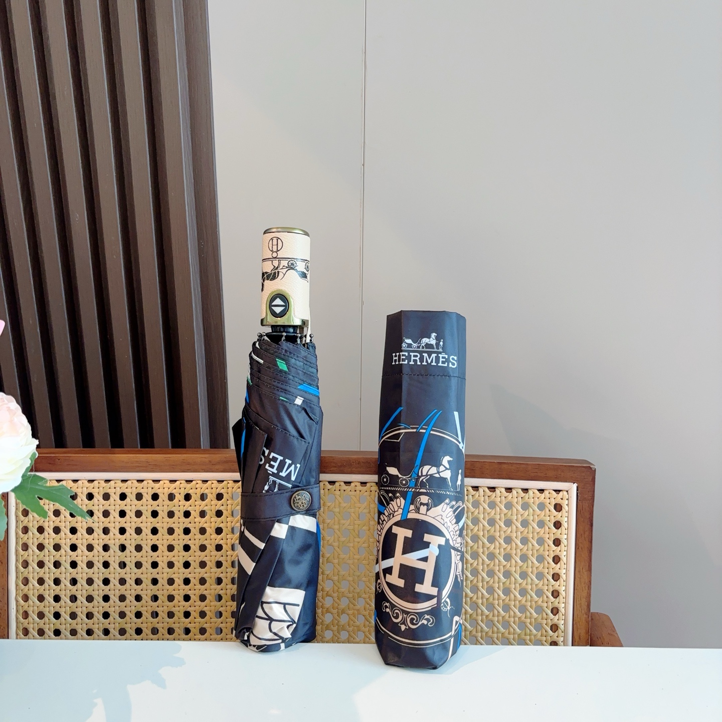 爱马仕（Hermès）   新款 极品H家三折自动伞重磅呈现 以其精湛的工艺技术和源源不断的想像力 新涂