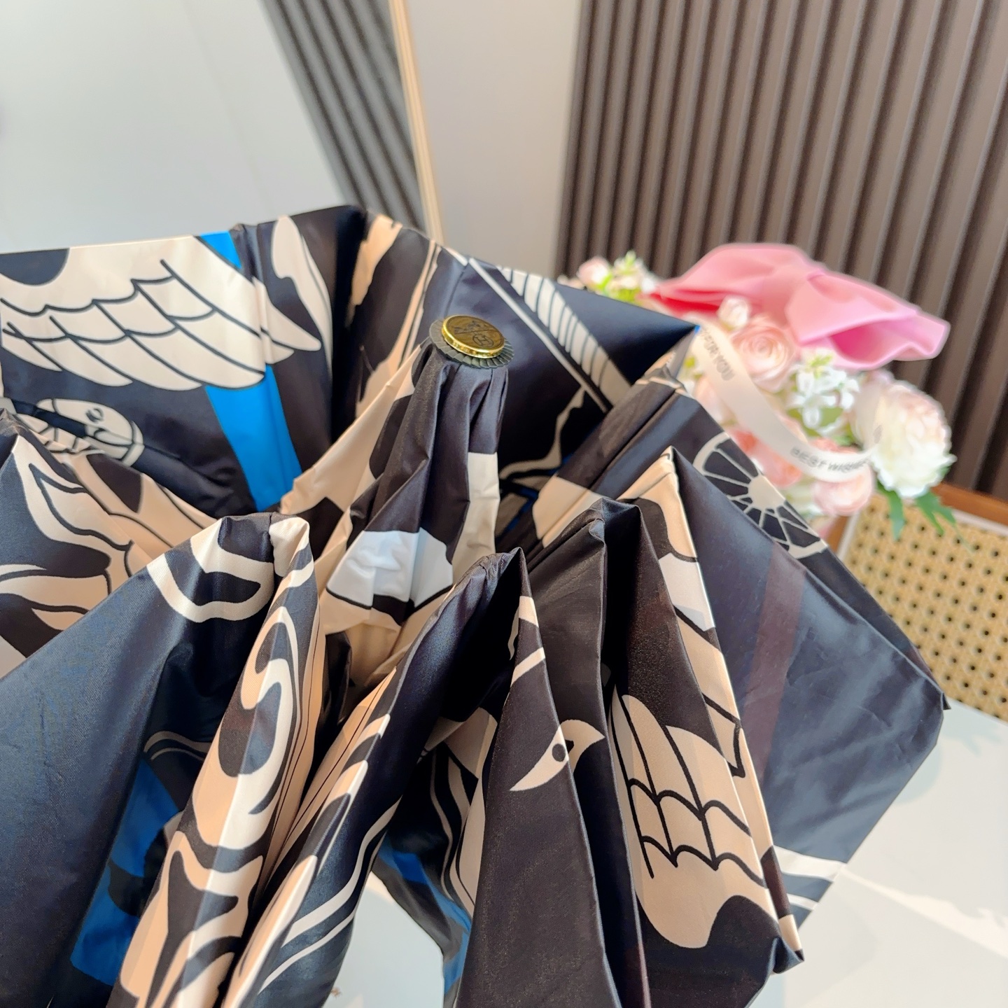 爱马仕（Hermès）   新款 极品H家三折自动伞重磅呈现 以其精湛的工艺技术和源源不断的想像力 新涂