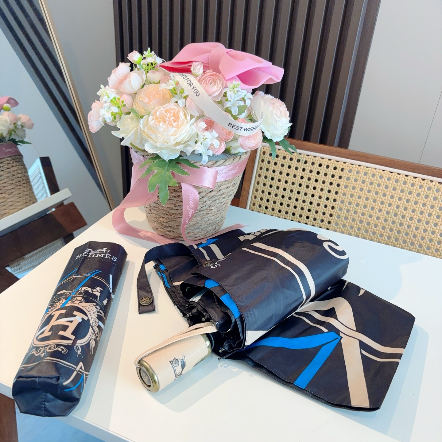爱马仕（Hermès）   新款 极品H家三折自动伞重磅呈现 以其精湛的工艺技术和源源不断的想像力 新涂