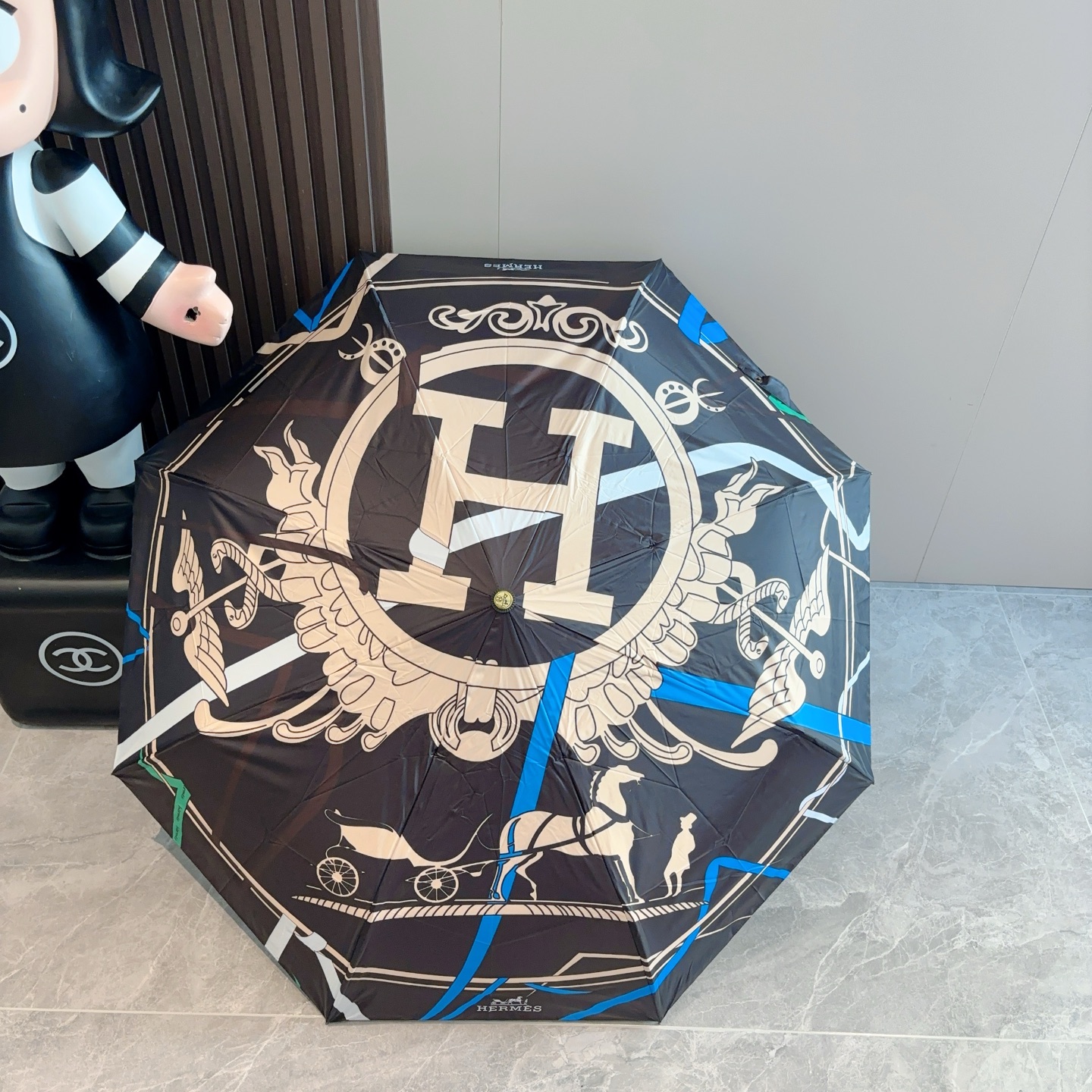 爱马仕（Hermès）   新款 极品H家三折自动伞重磅呈现 以其精湛的工艺技术和源源不断的想像力 新涂