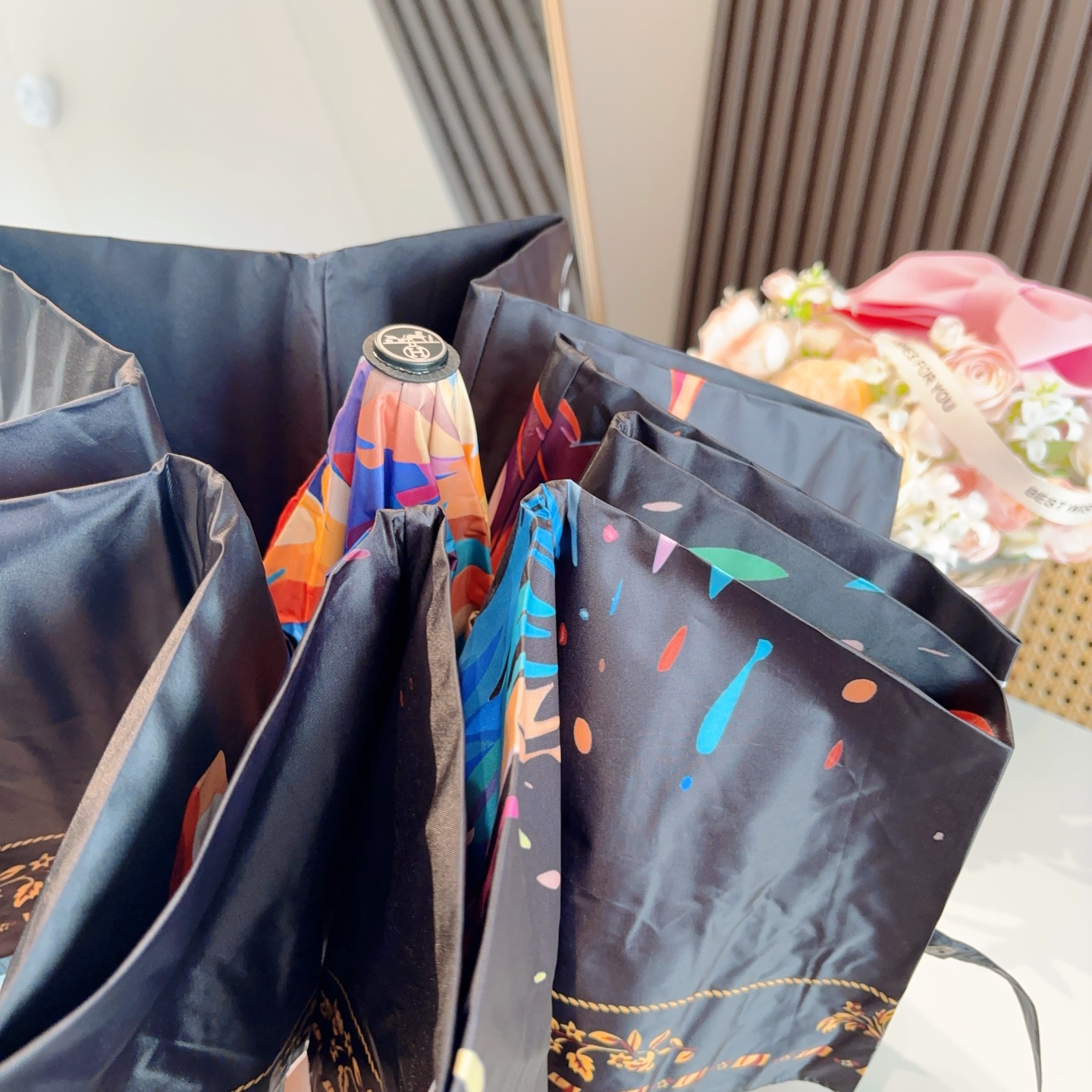 爱马仕（Hermès）   新款 极品H家三折自动伞重磅呈现 以其精湛的工艺技术和源源不断的想像力 新涂