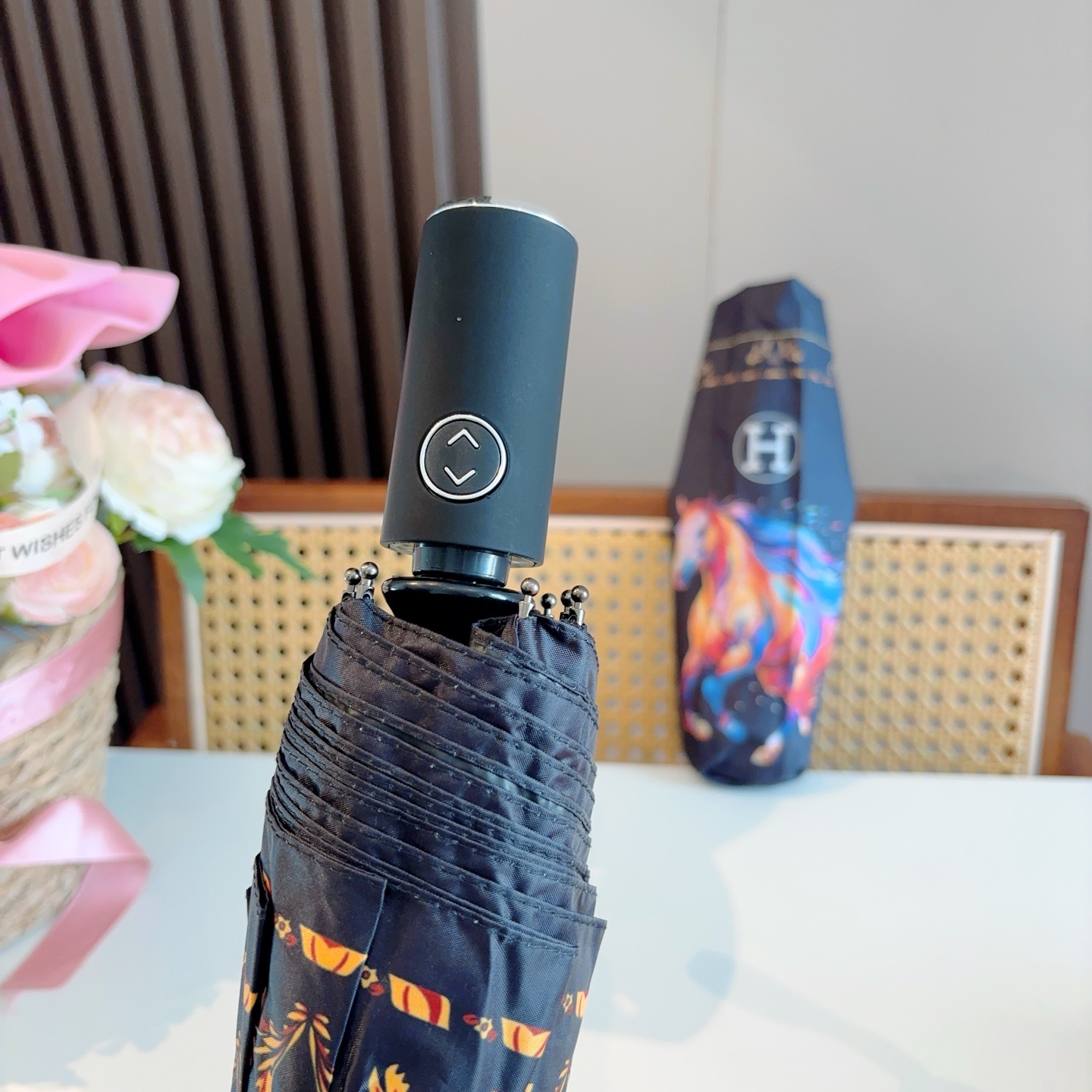 爱马仕（Hermès）   新款 极品H家三折自动伞重磅呈现 以其精湛的工艺技术和源源不断的想像力 新涂