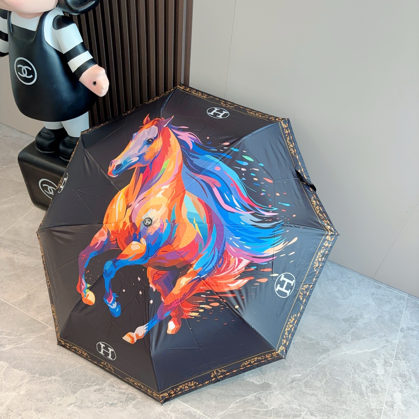 爱马仕（Hermès）   新款 极品H家三折自动伞重磅呈现 以其精湛的工艺技术和源源不断的想像力 新涂