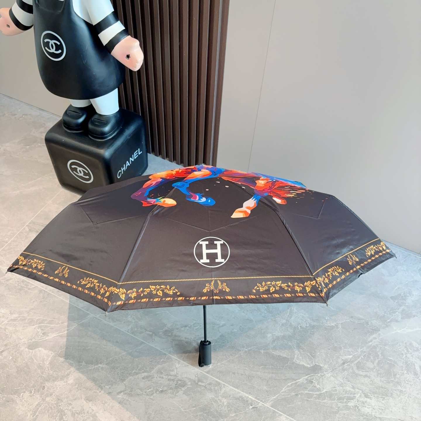 爱马仕（Hermès）   新款 极品H家三折自动伞重磅呈现 以其精湛的工艺技术和源源不断的想像力 新涂