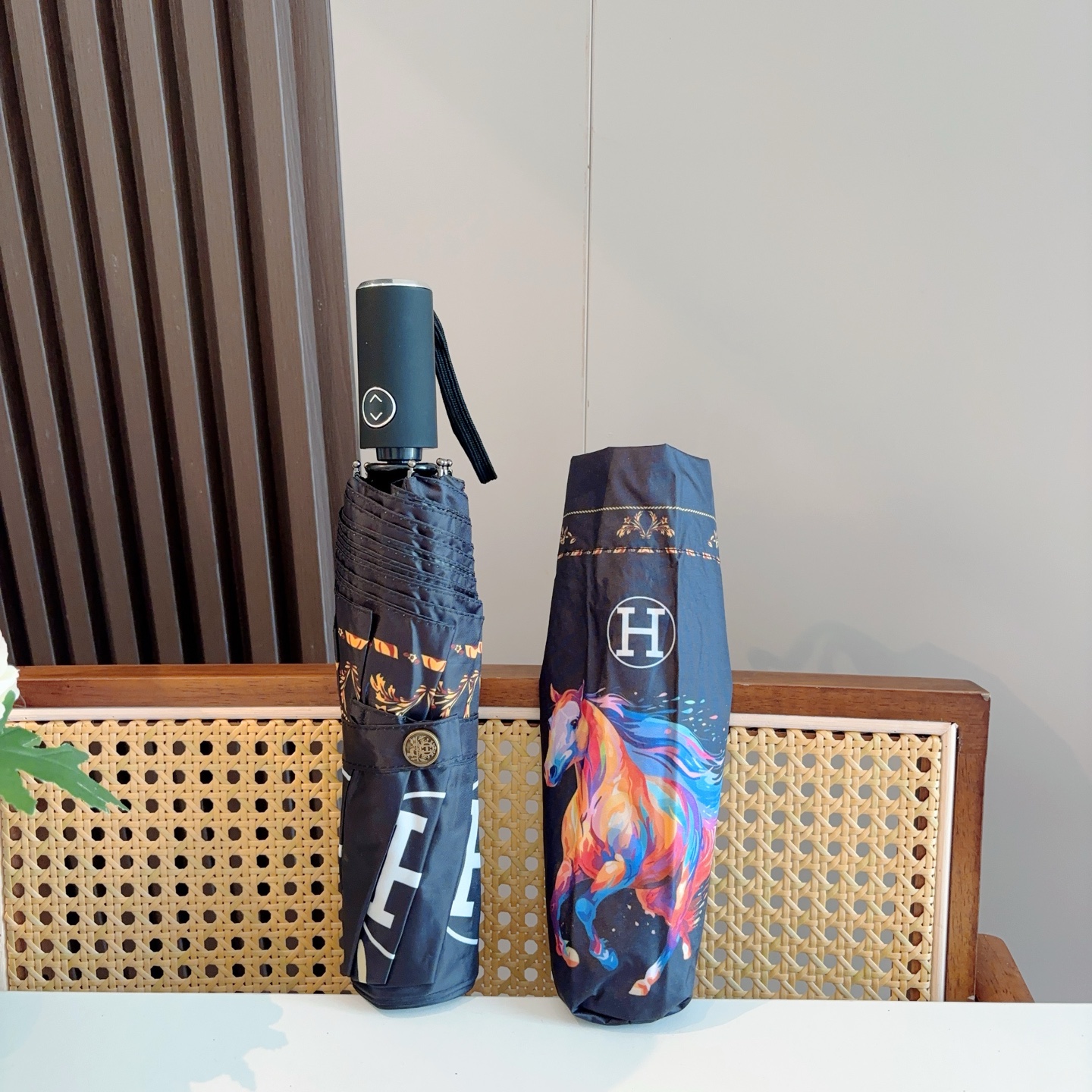 爱马仕（Hermès）   新款 极品H家三折自动伞重磅呈现 以其精湛的工艺技术和源源不断的想像力 新涂