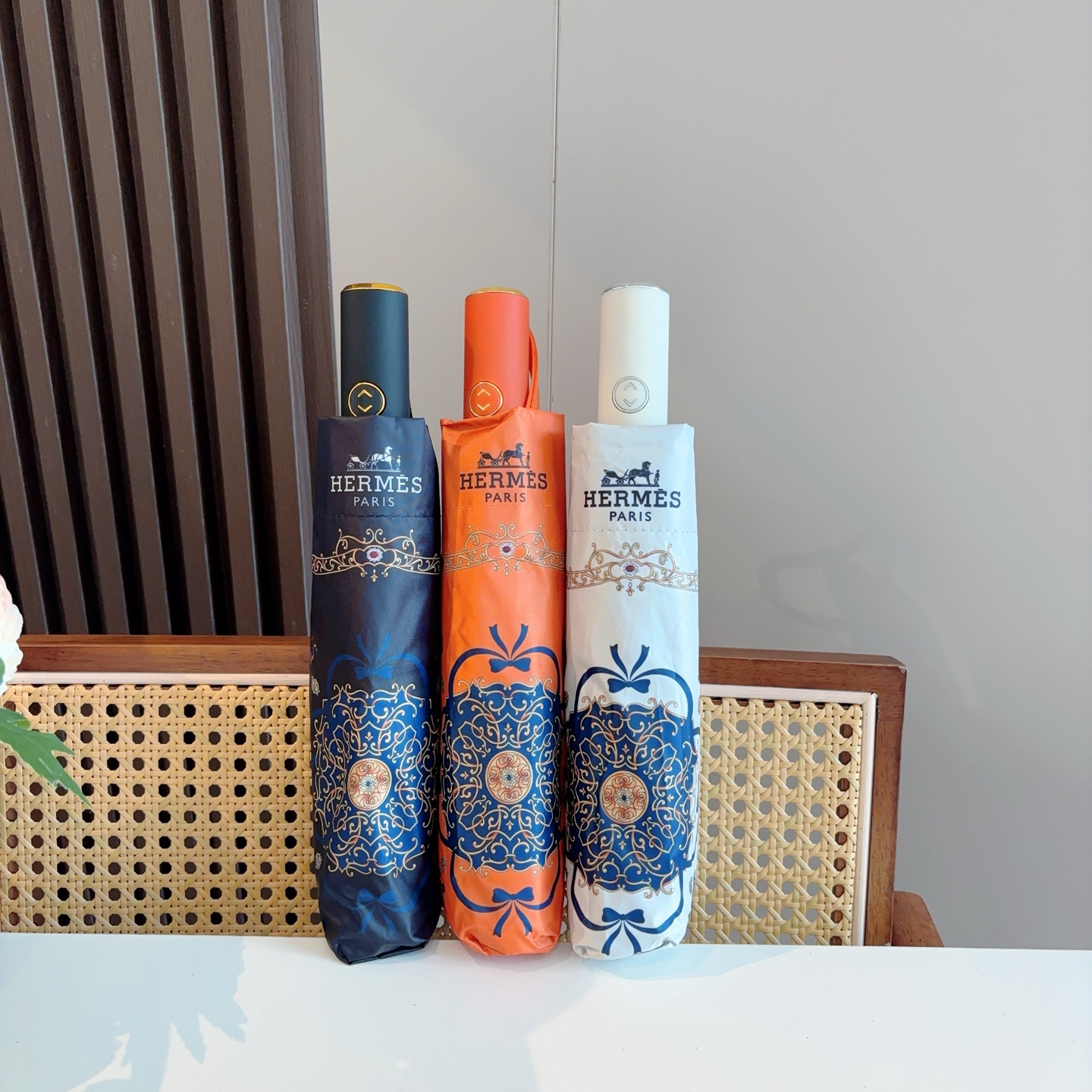 爱马仕（Hermès）   新款 极品H家三折自动伞重磅呈现 以其精湛的工艺技术和源源不断的想像力 新涂