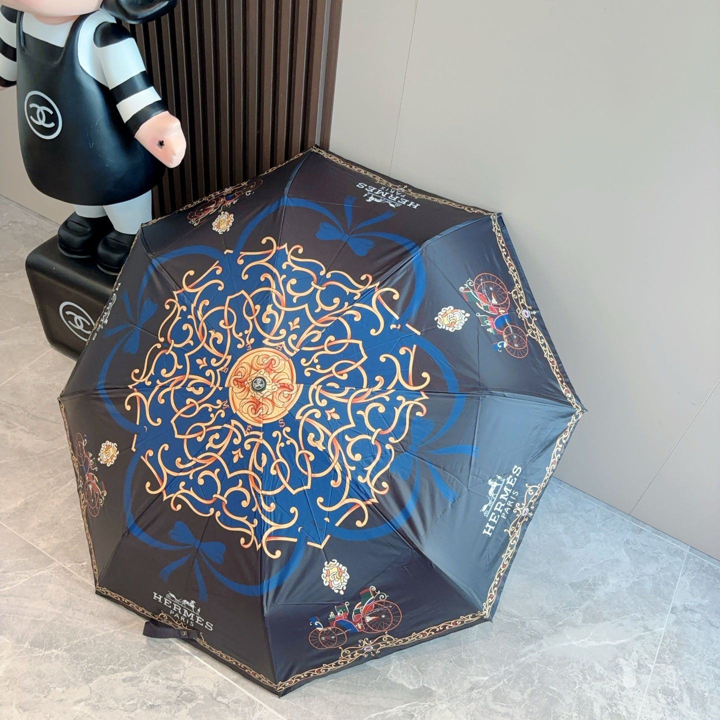 爱马仕（Hermès）   新款 极品H家三折自动伞重磅呈现 以其精湛的工艺技术和源源不断的想像力 新涂