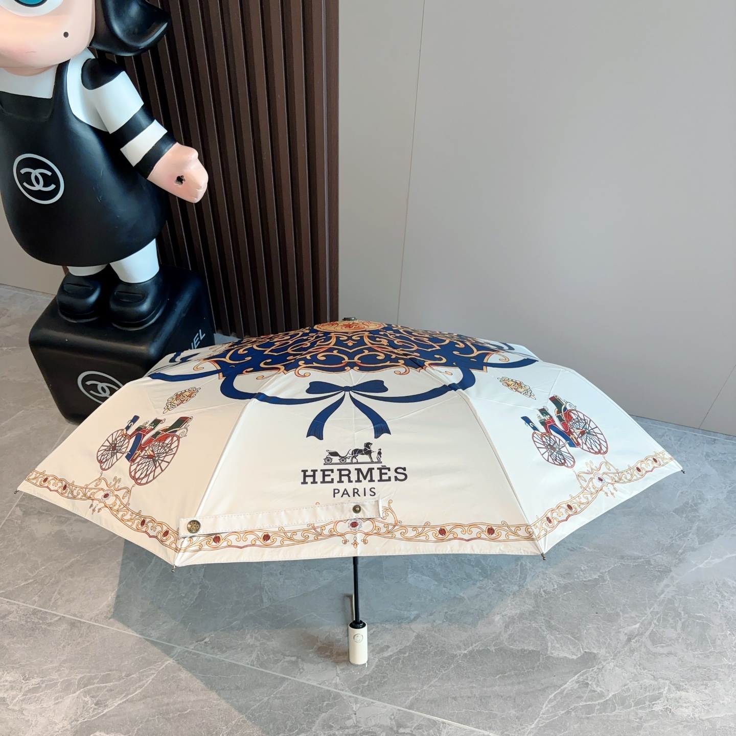 爱马仕（Hermès）   新款 极品H家三折自动伞重磅呈现 以其精湛的工艺技术和源源不断的想像力 新涂