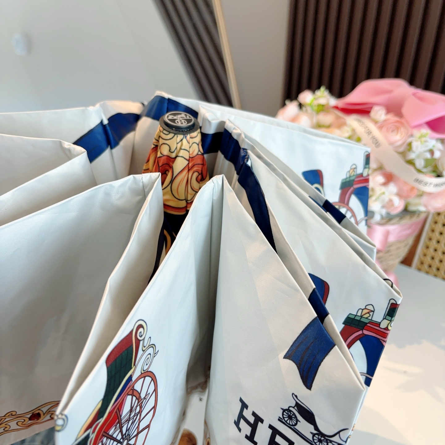 爱马仕（Hermès）   新款 极品H家三折自动伞重磅呈现 以其精湛的工艺技术和源源不断的想像力 新涂