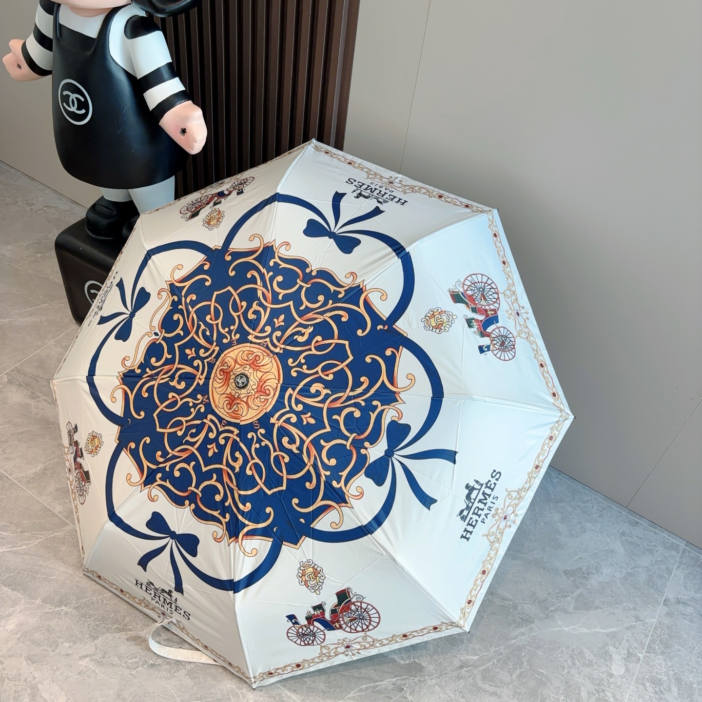 爱马仕（Hermès）   新款 极品H家三折自动伞重磅呈现 以其精湛的工艺技术和源源不断的想像力 新涂