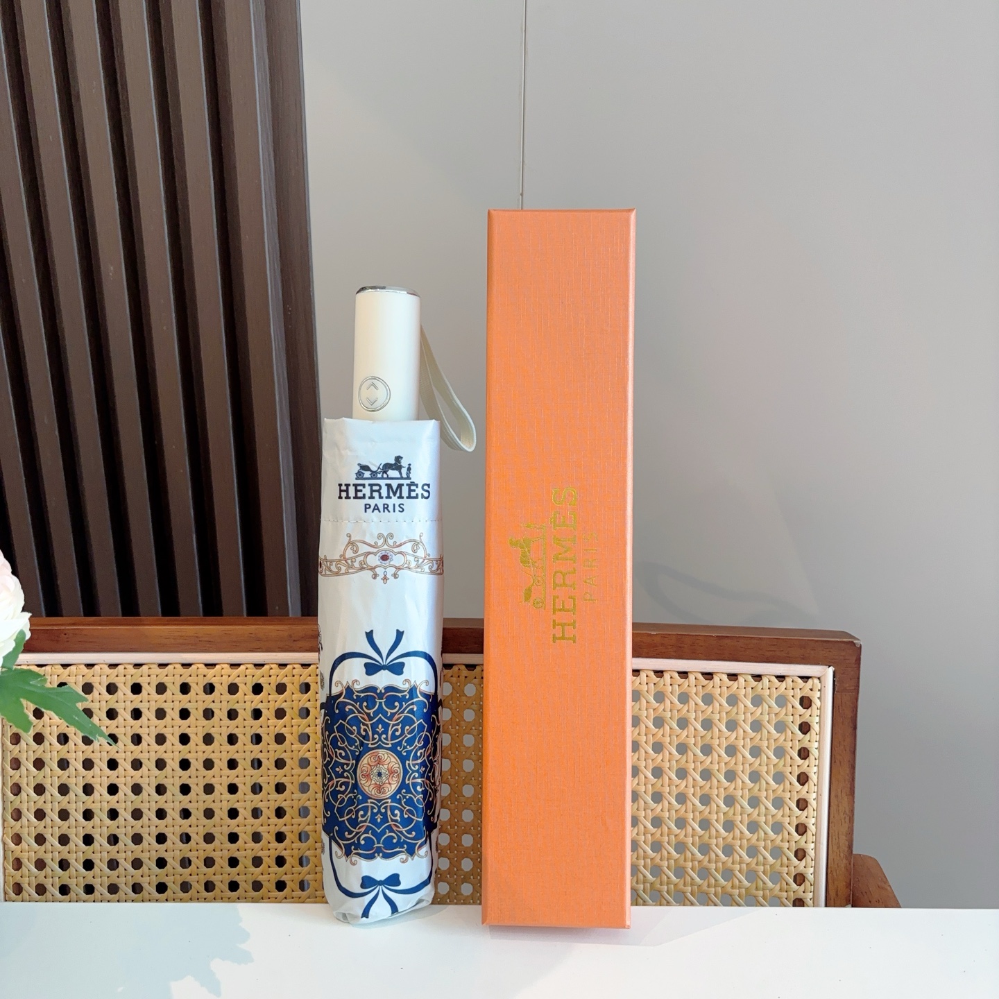 爱马仕（Hermès）   新款 极品H家三折自动伞重磅呈现 以其精湛的工艺技术和源源不断的想像力 新涂