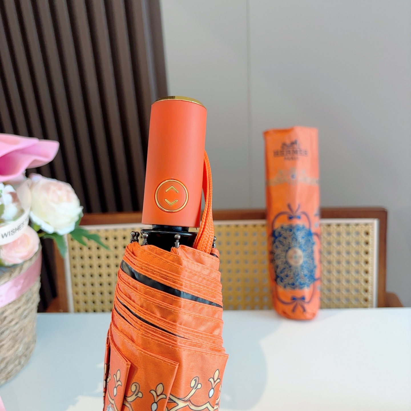 爱马仕（Hermès）   新款 极品H家三折自动伞重磅呈现 以其精湛的工艺技术和源源不断的想像力 新涂
