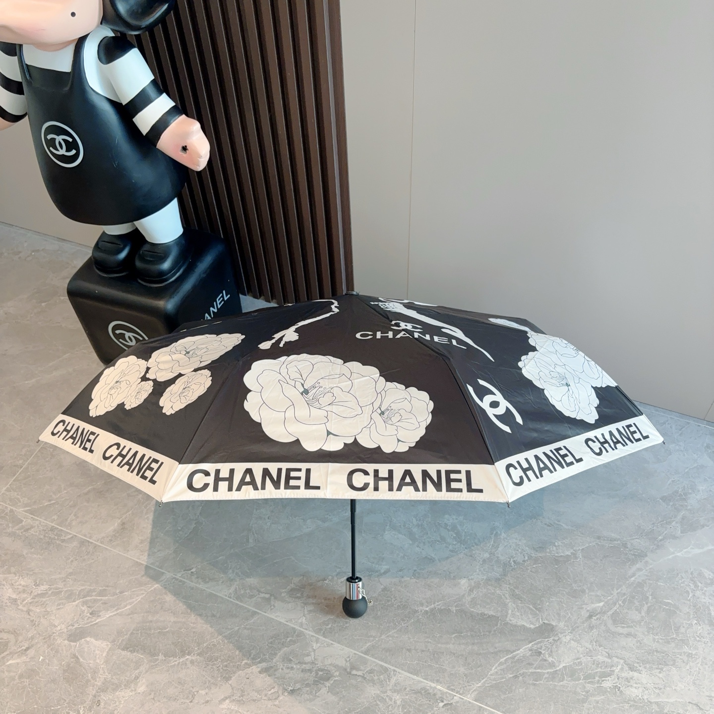  CHANEL（香奈儿）三折自动折叠晴雨伞 集合香奈儿灵魂LOGO为一体的设计风格高雅奢华 带在身上带来