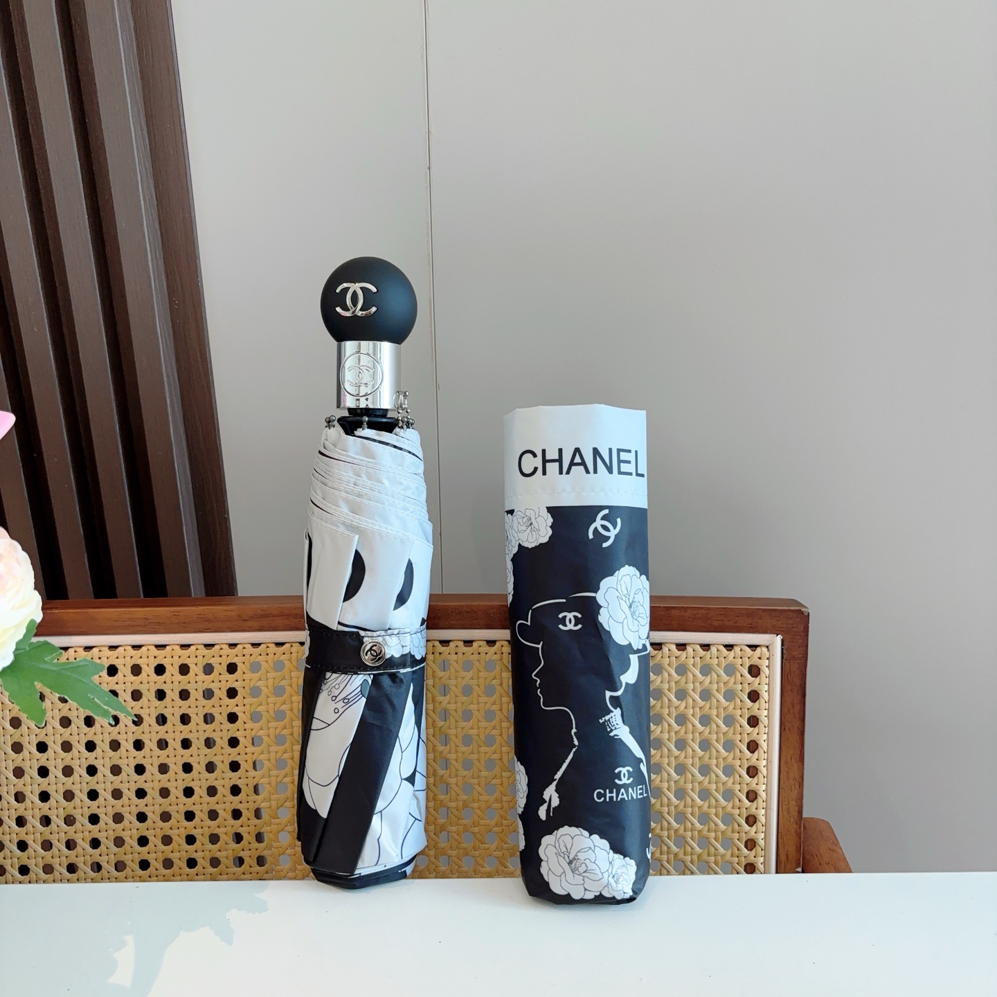  CHANEL（香奈儿）三折自动折叠晴雨伞 集合香奈儿灵魂LOGO为一体的设计风格高雅奢华 带在身上带来
