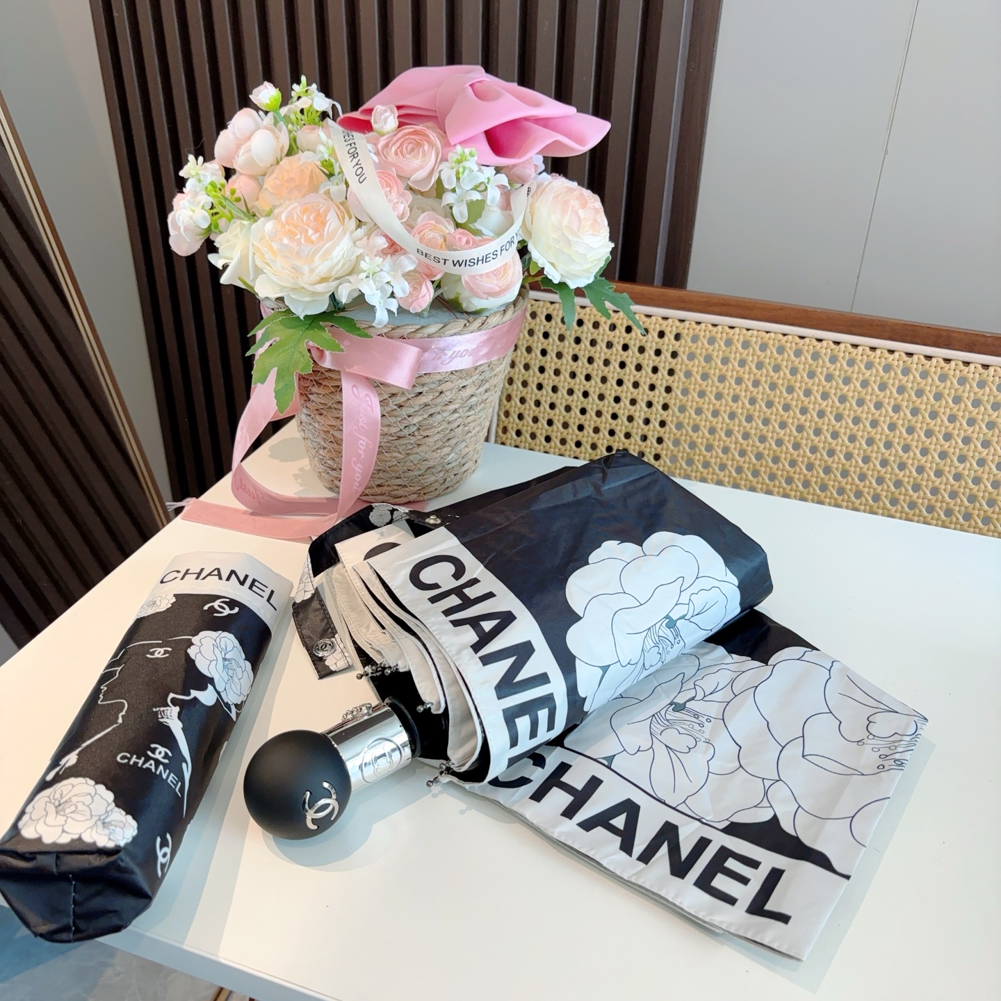  CHANEL（香奈儿）三折自动折叠晴雨伞 集合香奈儿灵魂LOGO为一体的设计风格高雅奢华 带在身上带来