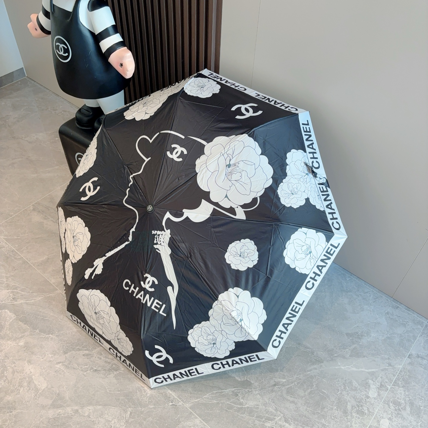  CHANEL（香奈儿）三折自动折叠晴雨伞 集合香奈儿灵魂LOGO为一体的设计风格高雅奢华 带在身上带来