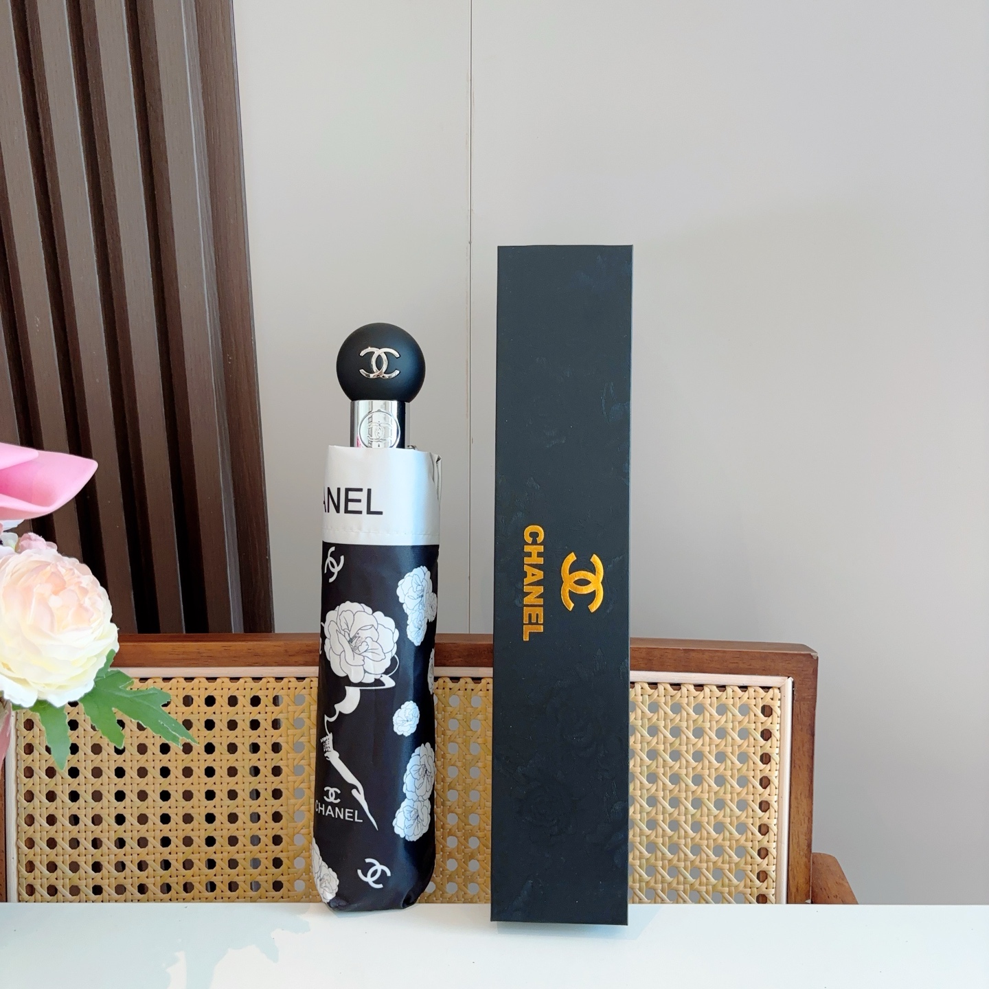  CHANEL（香奈儿）三折自动折叠晴雨伞 集合香奈儿灵魂LOGO为一体的设计风格高雅奢华 带在身上带来