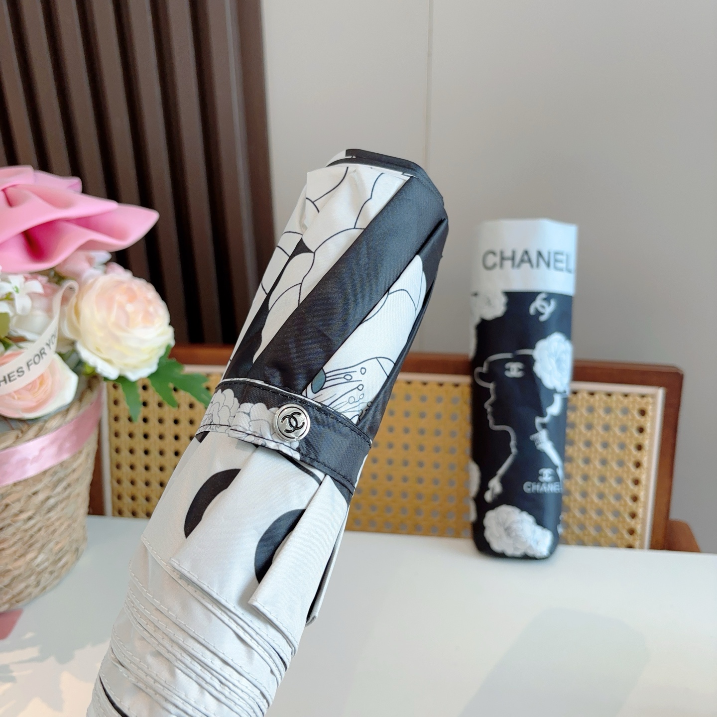  CHANEL（香奈儿）三折自动折叠晴雨伞 集合香奈儿灵魂LOGO为一体的设计风格高雅奢华 带在身上带来