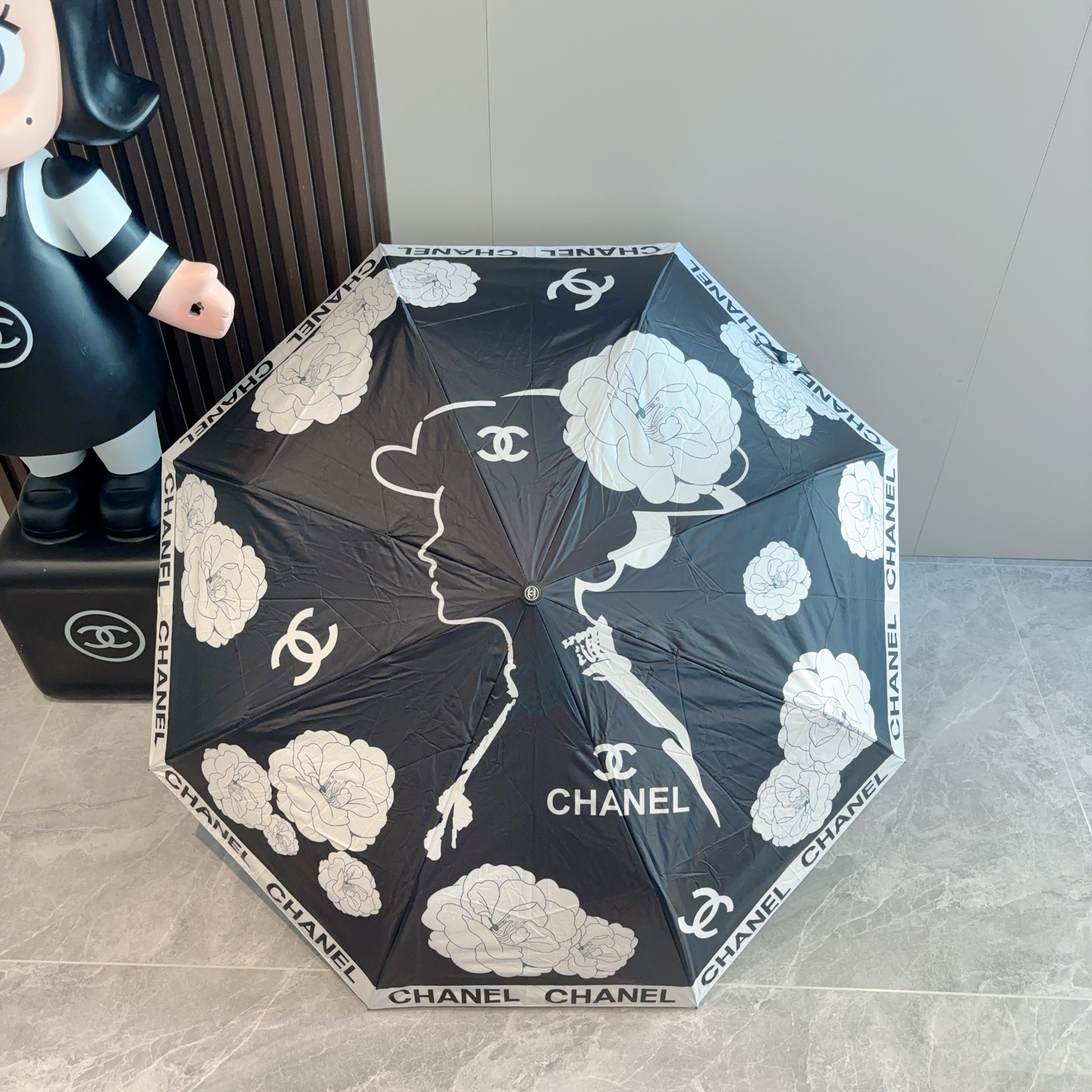  CHANEL（香奈儿）三折自动折叠晴雨伞 集合香奈儿灵魂LOGO为一体的设计风格高雅奢华 带在身上带来