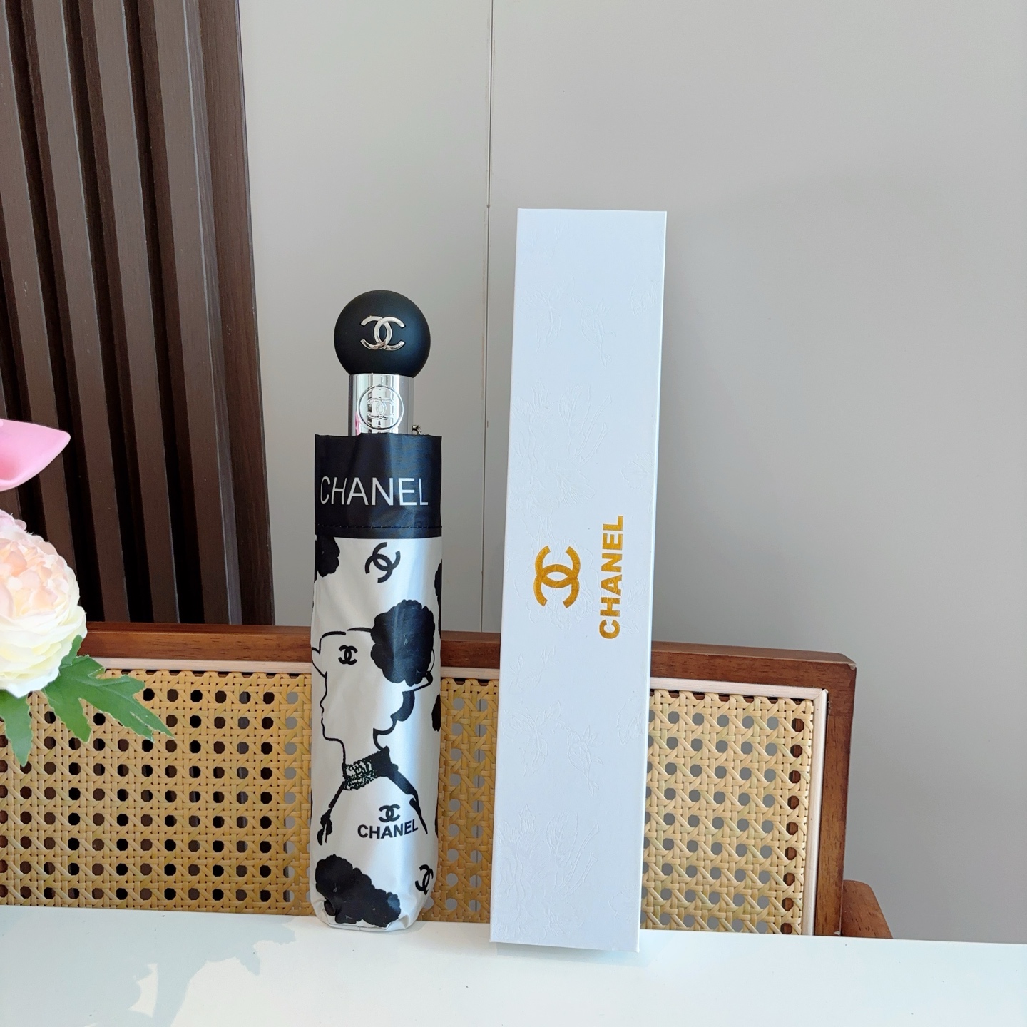  CHANEL（香奈儿）三折自动折叠晴雨伞 集合香奈儿灵魂LOGO为一体的设计风格高雅奢华 带在身上带来