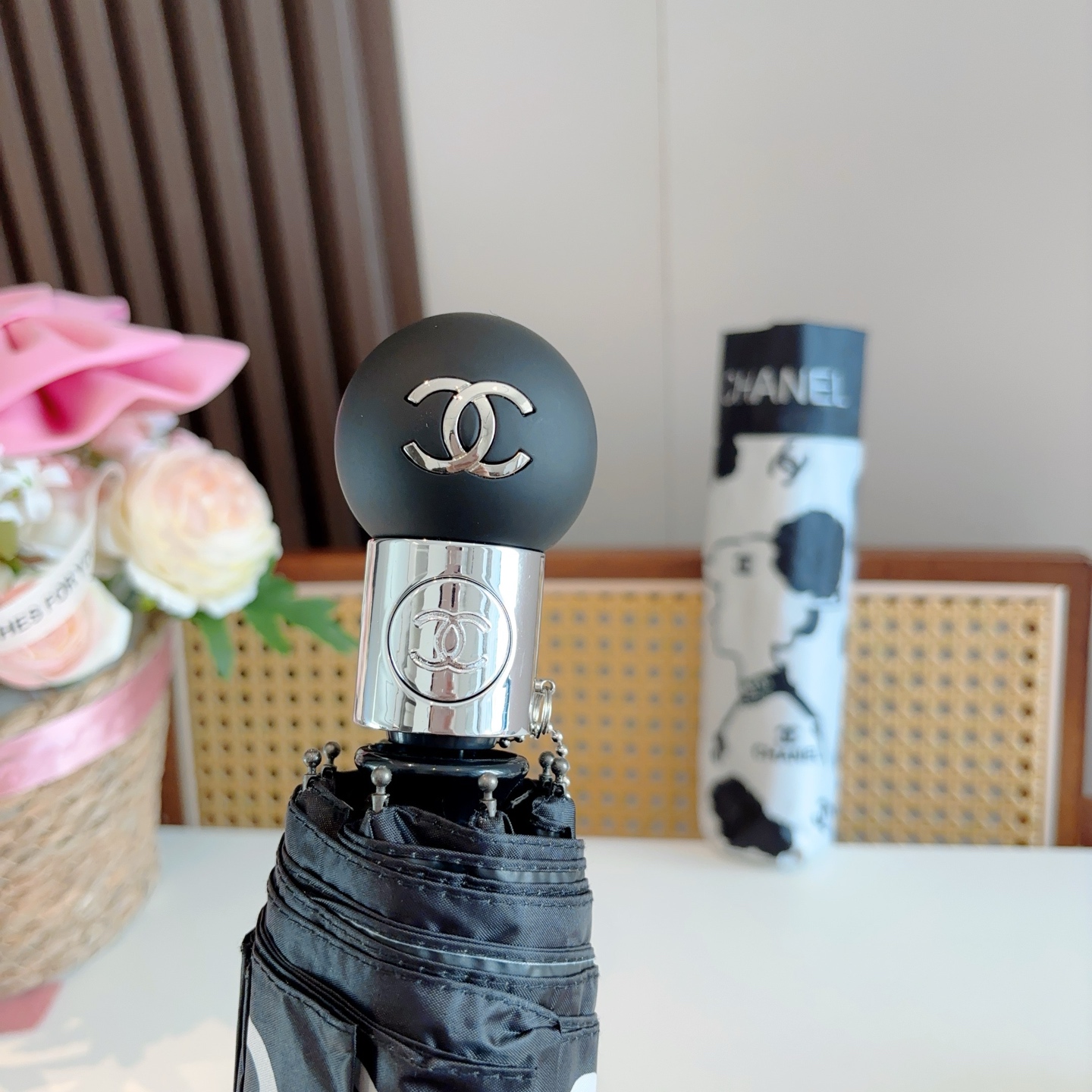  CHANEL（香奈儿）三折自动折叠晴雨伞 集合香奈儿灵魂LOGO为一体的设计风格高雅奢华 带在身上带来