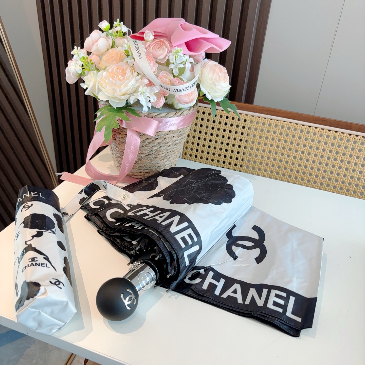  CHANEL（香奈儿）三折自动折叠晴雨伞 集合香奈儿灵魂LOGO为一体的设计风格高雅奢华 带在身上带来